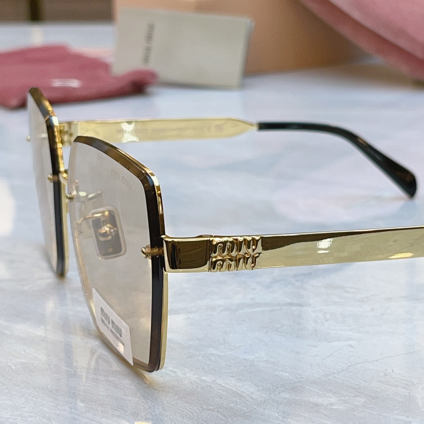 ，【MIUMI*】缪*缪新款太阳镜，Mod:SMUB56S，SIZE:62口16-140