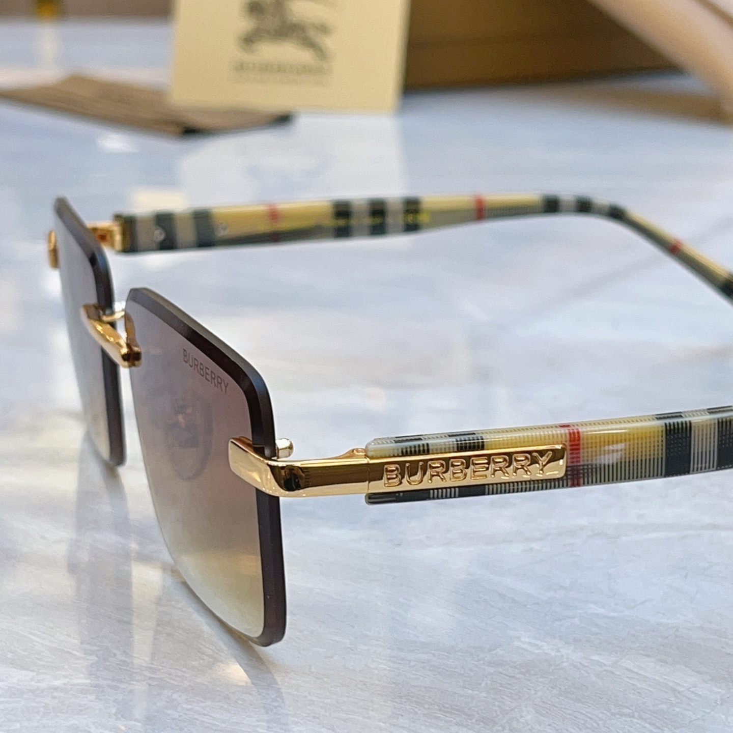 ，【BURBERR*】巴宝*莉新款太阳镜，MODEL：BE 2244，SIZE：59口17-145