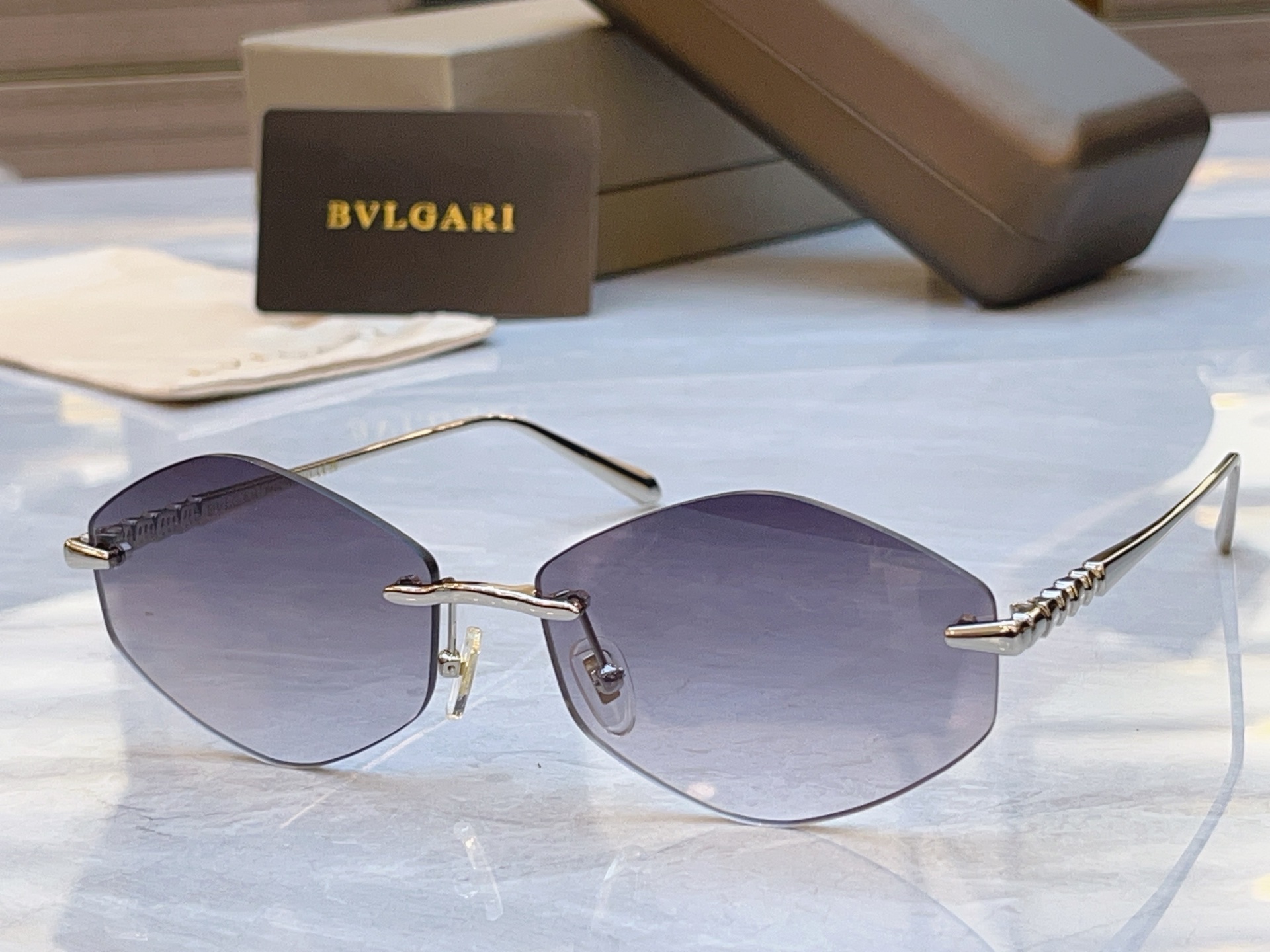 ，【BVLGA*】宝格*丽新款太阳镜，MODEL：BV 40090，SIZE：61口16-145