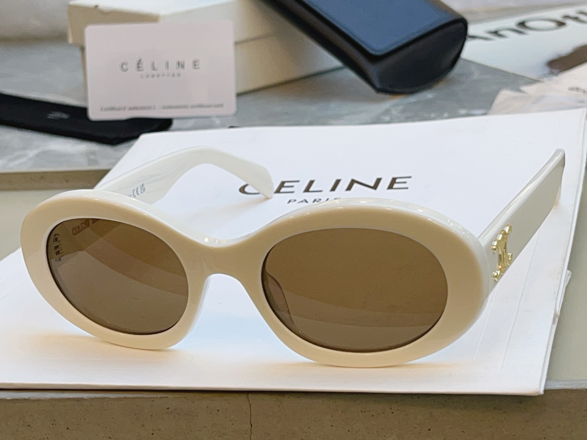 Celine 高品质到货 官网最新色 火热款凯旋门【CELIN*】赛*琳 CL40194 百搭 最爱款 ~毫不犹豫就下手了