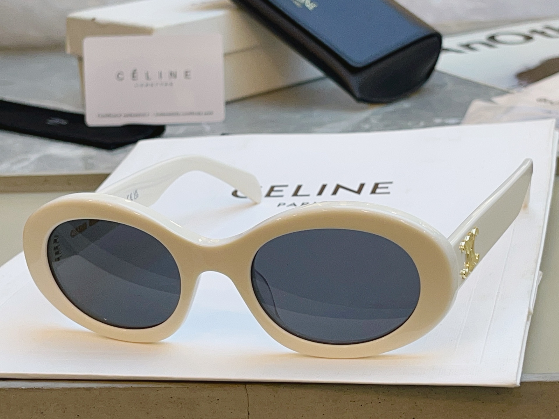 Celine 高品质到货 官网最新色 火热款凯旋门【CELIN*】赛*琳 CL40194 百搭 最爱款 ~毫不犹豫就下手了