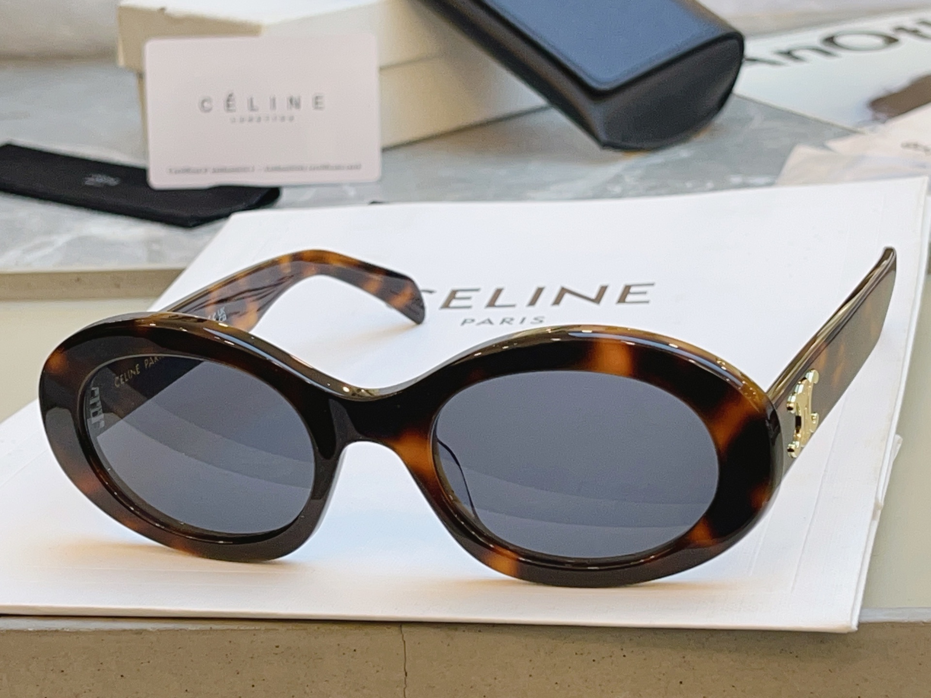 Celine 高品质到货 官网最新色 火热款凯旋门【CELIN*】赛*琳 CL40194 百搭 最爱款 ~毫不犹豫就下手了
