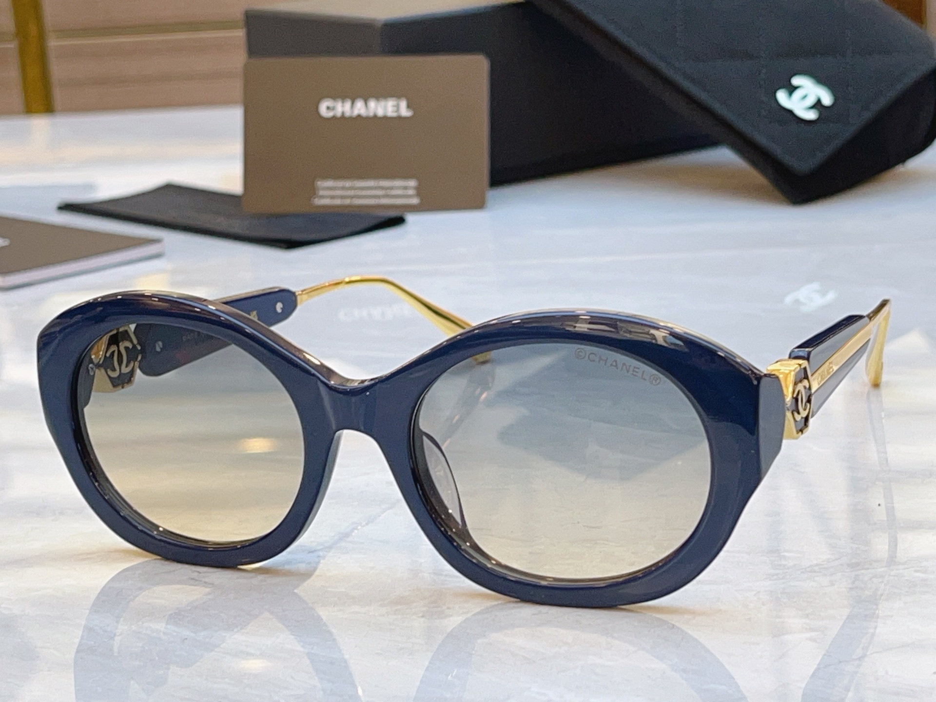 Chanel CHANE*】香奈儿新款太阳镜，MODEL：CH5520-H，SIZE：55口21-140