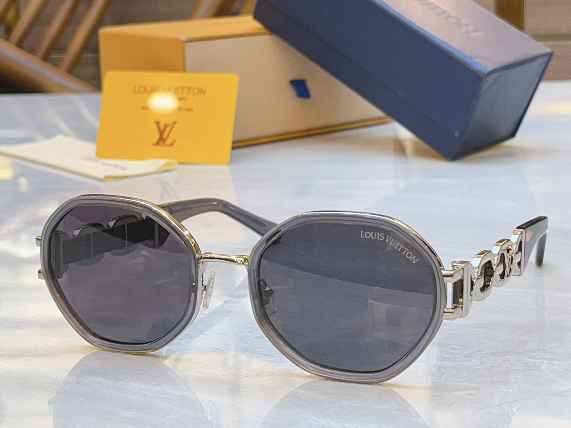 Louis Vuitton LOUIS VUITTO*】路易*威登新款太阳镜，MODEL：Z4061