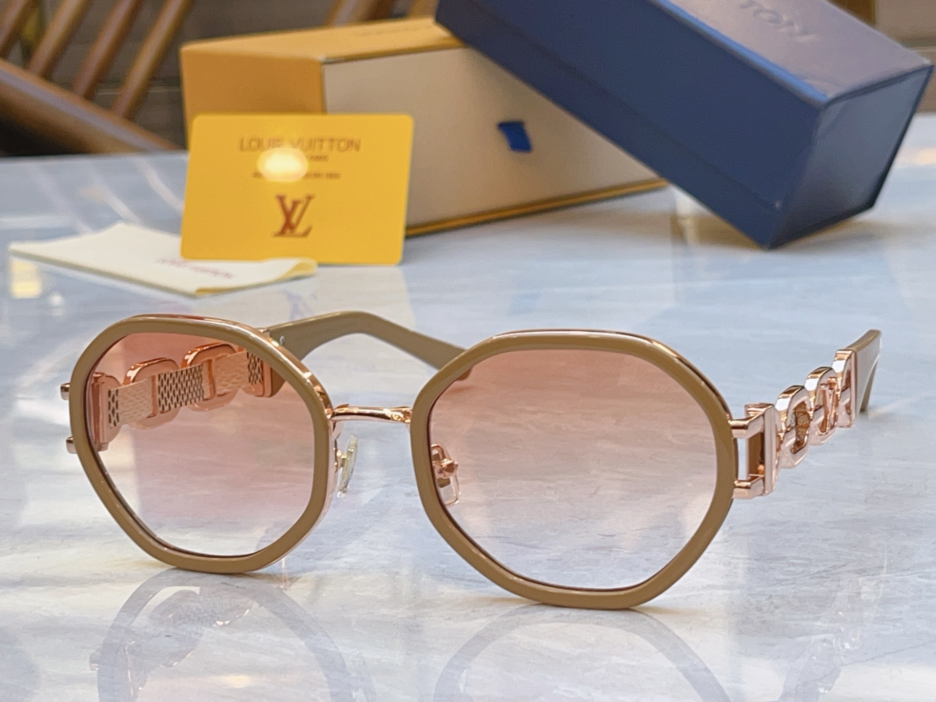 Louis Vuitton LOUIS VUITTO*】路易*威登新款太阳镜，MODEL：Z4061