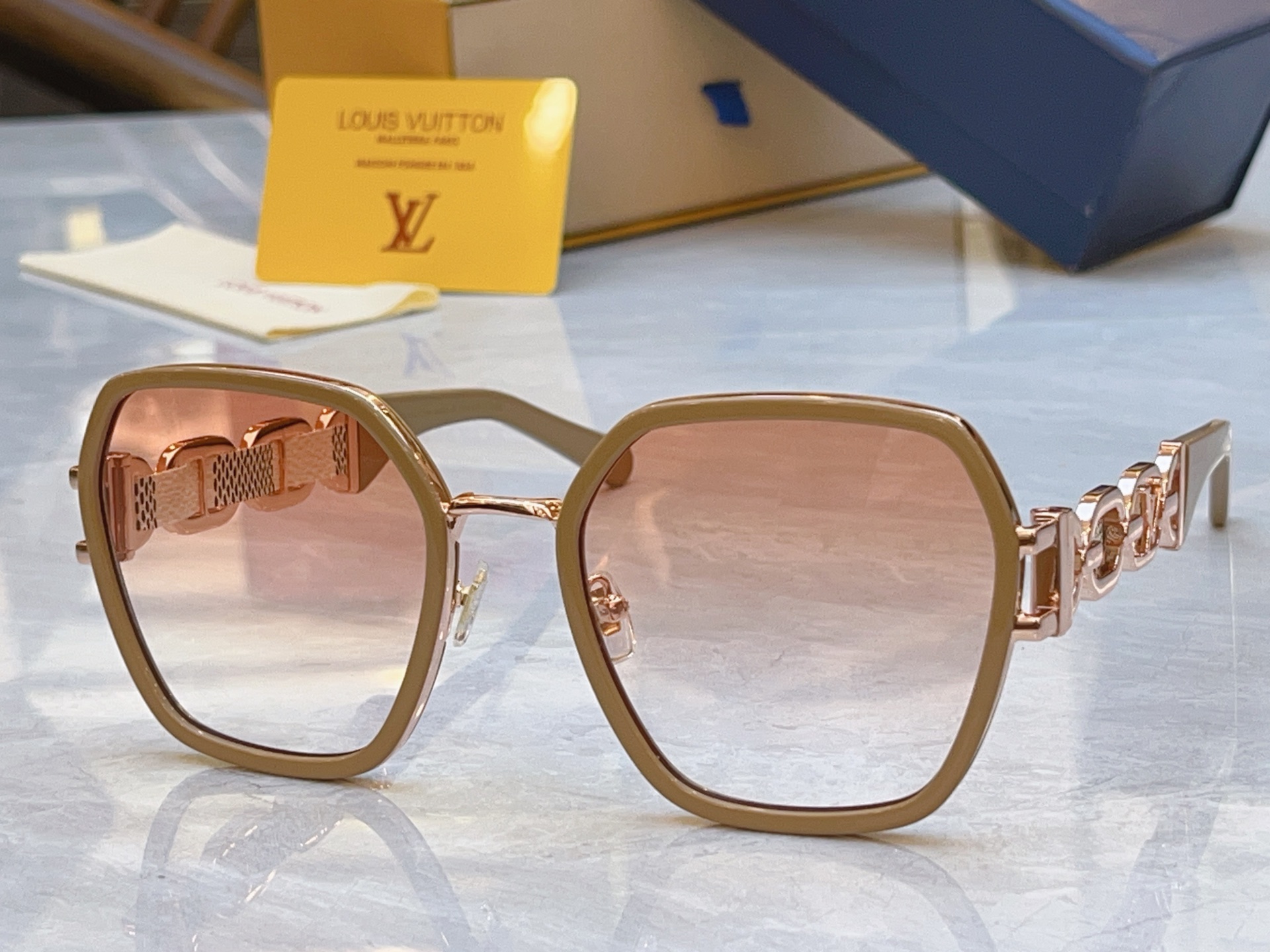 Louis Vuitton LOUIS VUITTO*】路易*威登新款太阳镜，MODEL：Z4063U，SIZE：58口21-145