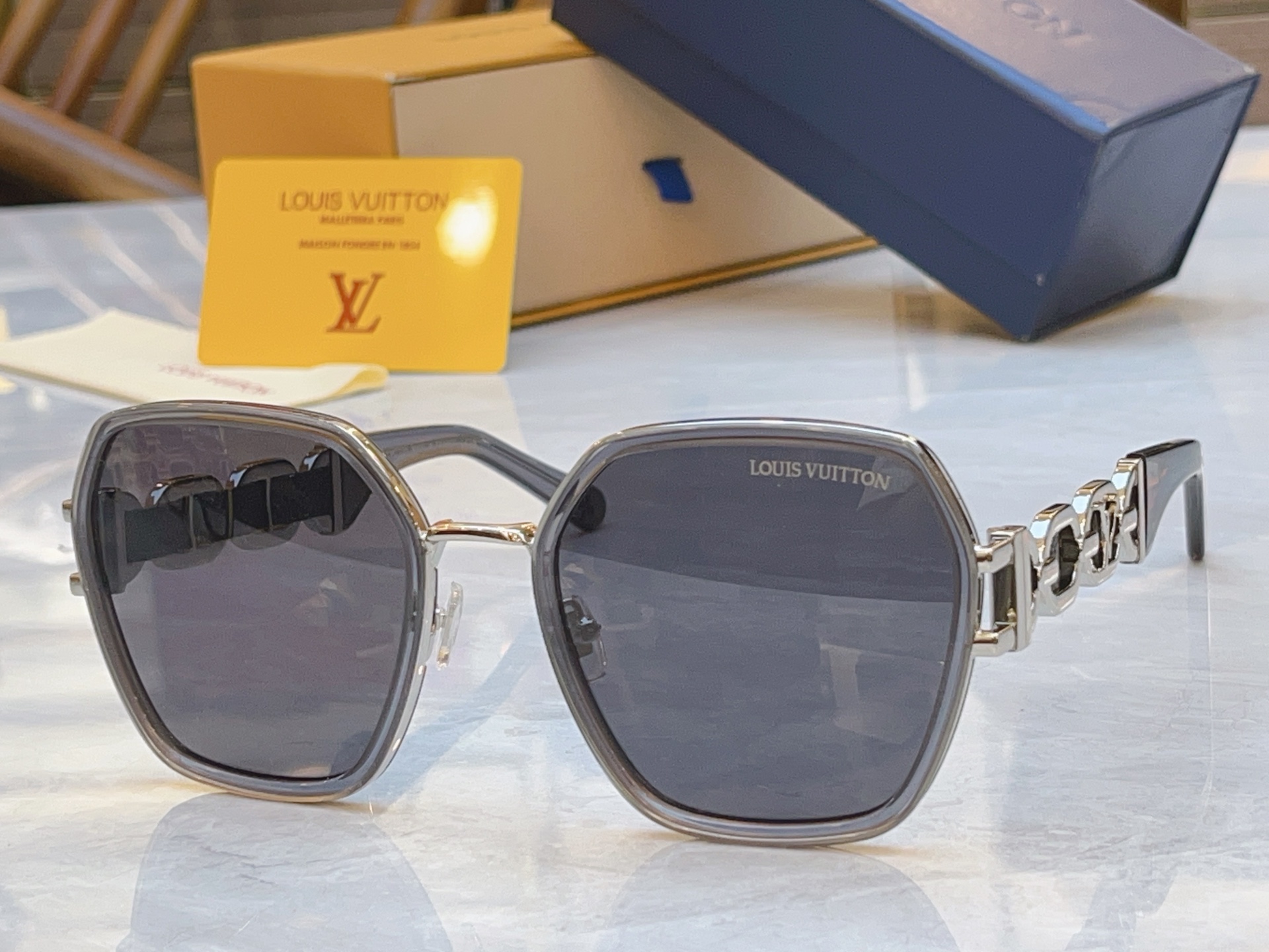 Louis Vuitton LOUIS VUITTO*】路易*威登新款太阳镜，MODEL：Z4063U，SIZE：58口21-145