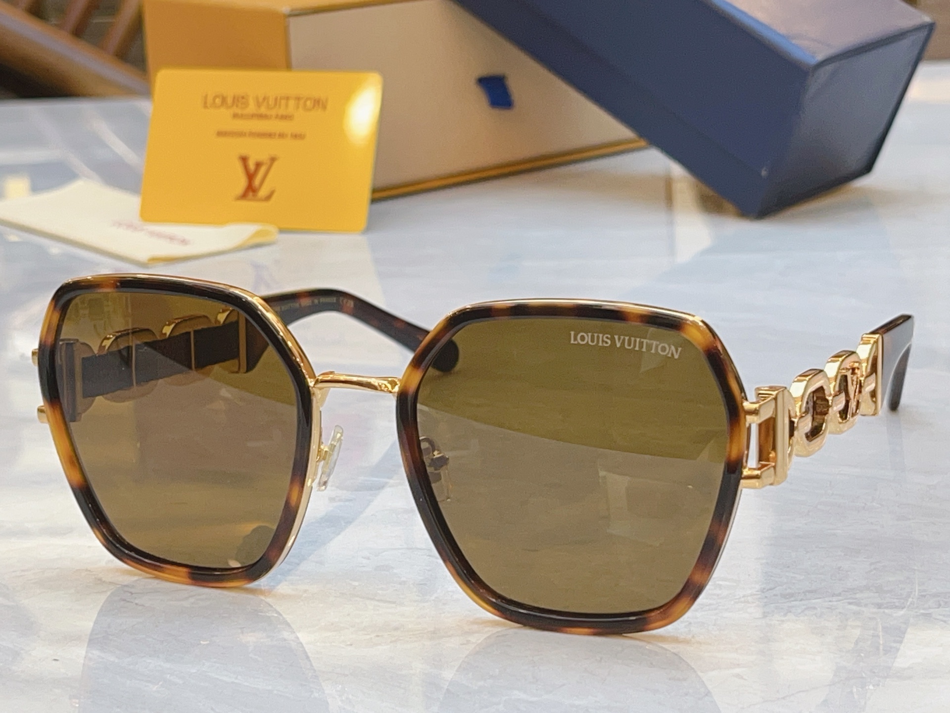 Louis Vuitton LOUIS VUITTO*】路易*威登新款太阳镜，MODEL：Z4063U，SIZE：58口21-145