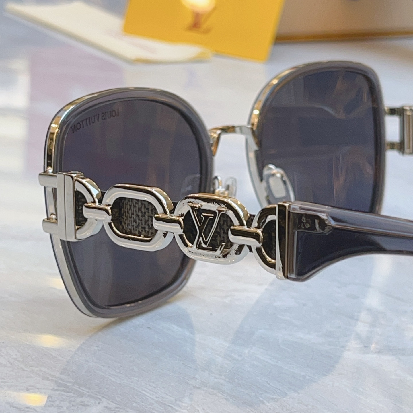 Louis Vuitton LOUIS VUITTO*】路易*威登新款太阳镜，MODEL：Z4061U，SIZE：58口22-145