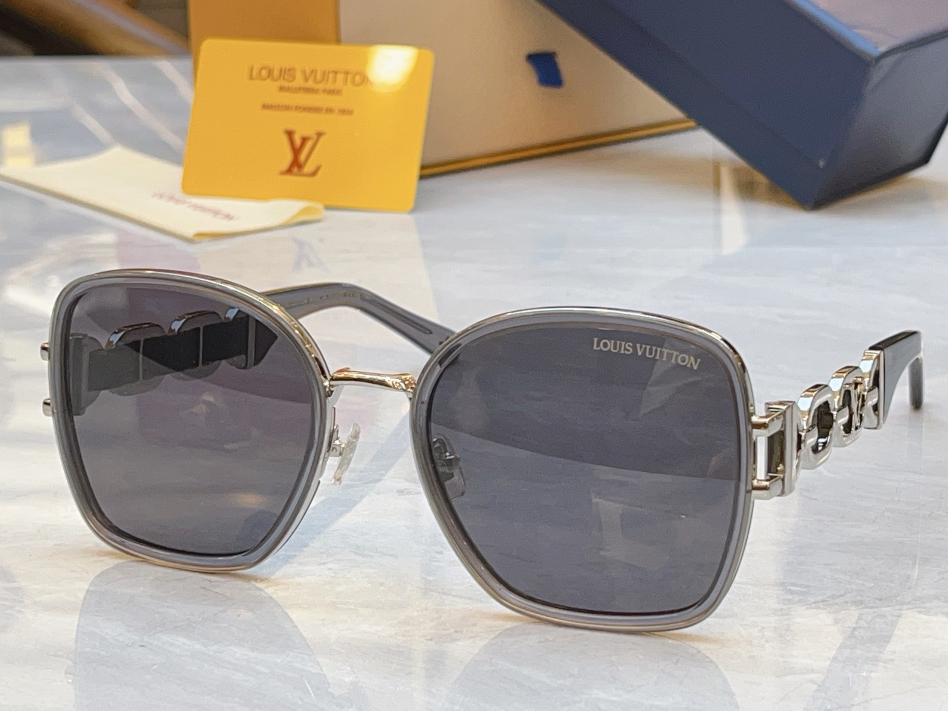 Louis Vuitton LOUIS VUITTO*】路易*威登新款太阳镜，MODEL：Z4061U，SIZE：58口22-145