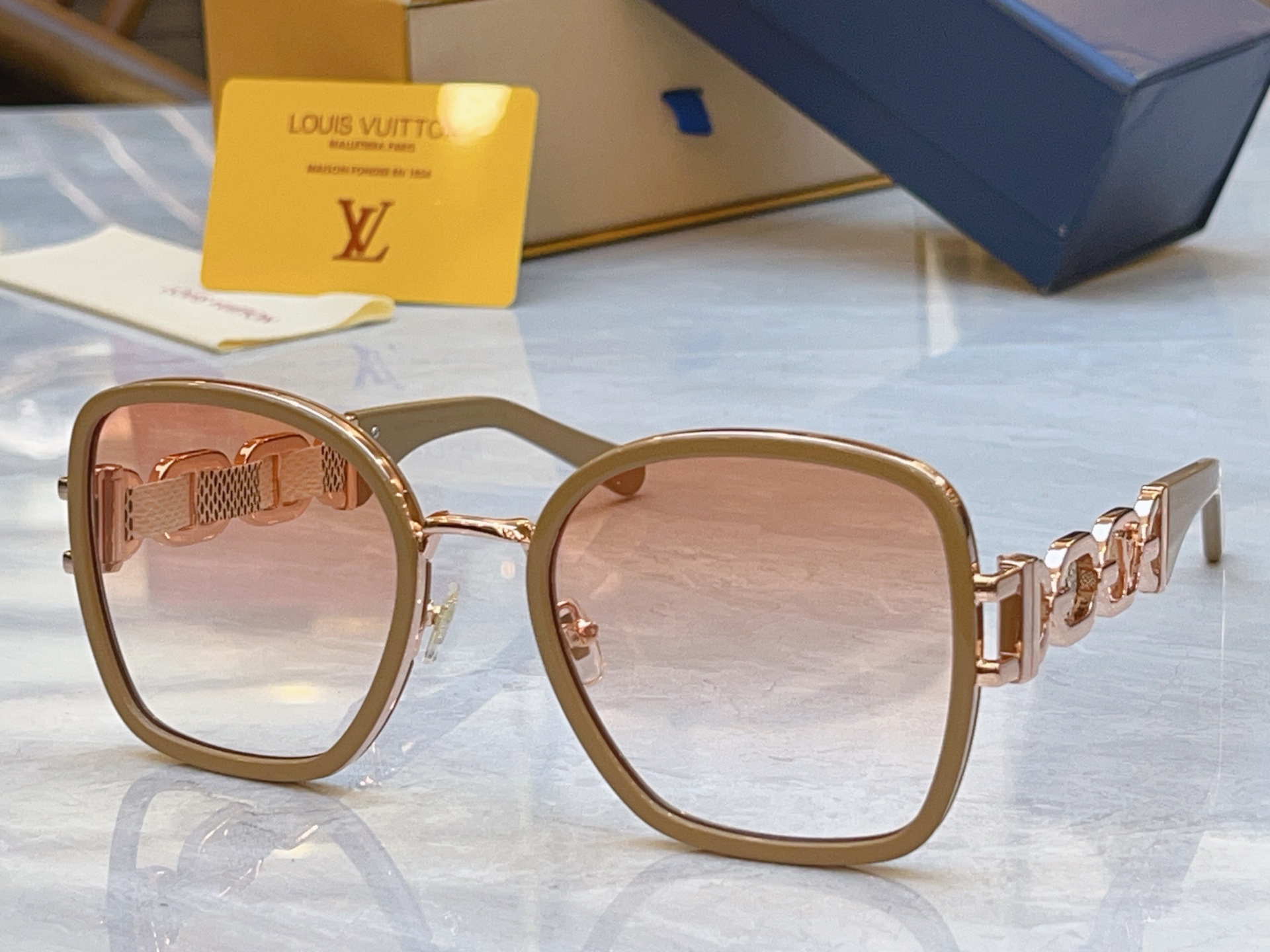 Louis Vuitton LOUIS VUITTO*】路易*威登新款太阳镜，MODEL：Z4061U，SIZE：58口22-145
