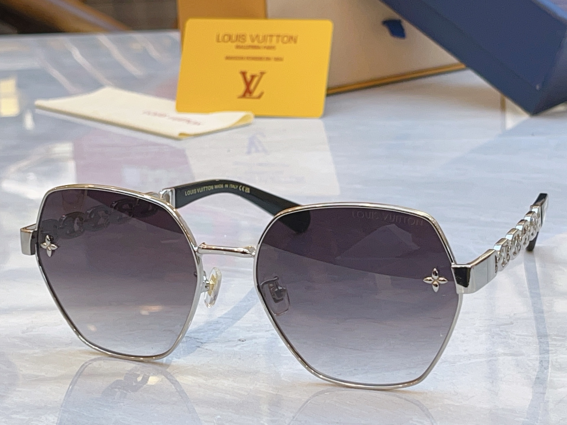 Louis Vuitton LOUIS VUITTO*】路易*威登新款太阳镜，MODEL：Z2691U，SIZE：59口18-145