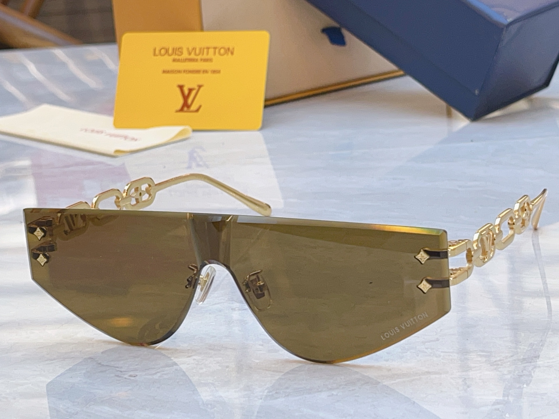 Louis Vuitton LOUIS VUITTO*】路易*威登新款太阳镜，MODEL：Z2031U，SIZE：145口0-142