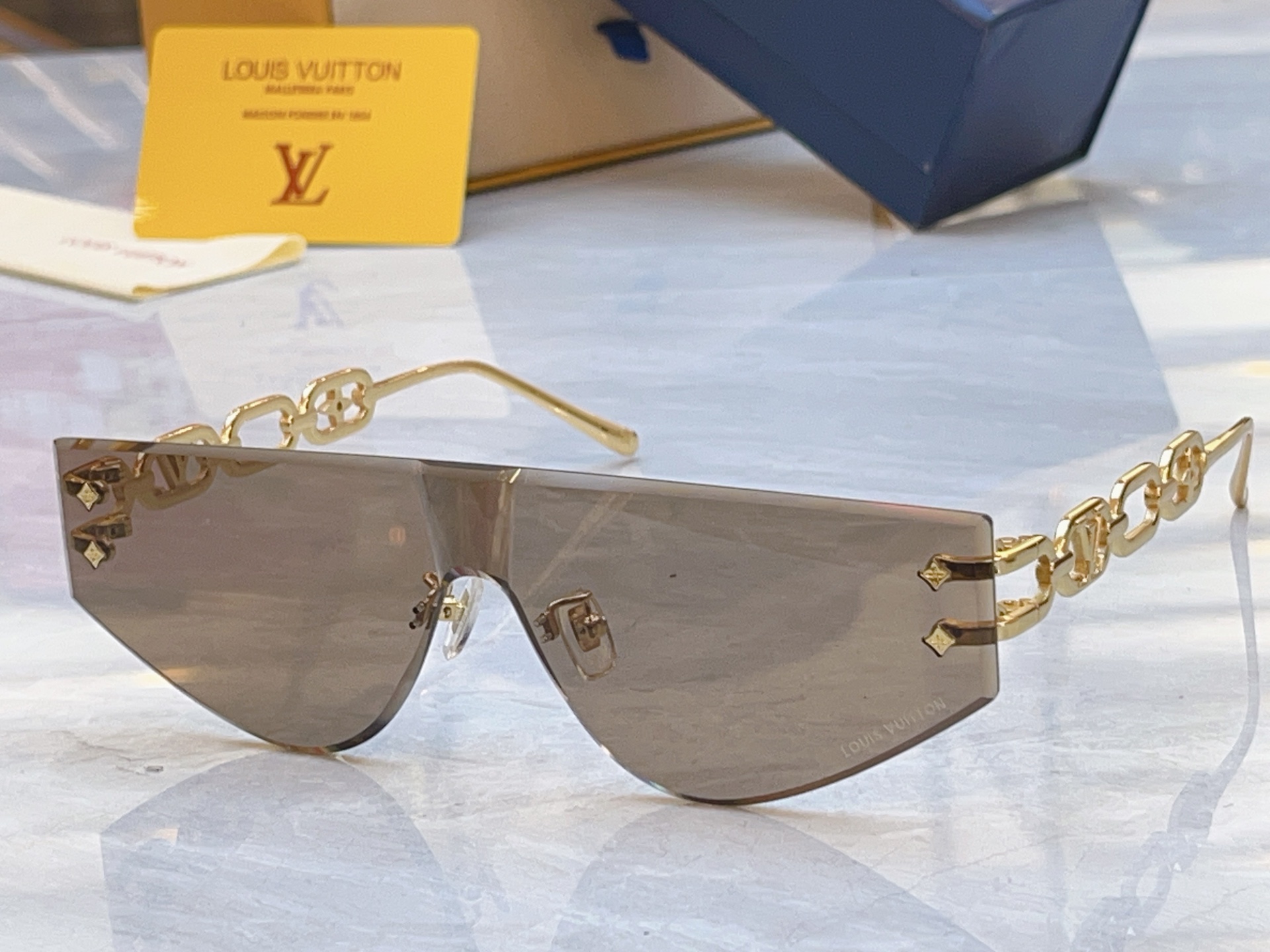 Louis Vuitton LOUIS VUITTO*】路易*威登新款太阳镜，MODEL：Z2031U，SIZE：145口0-142