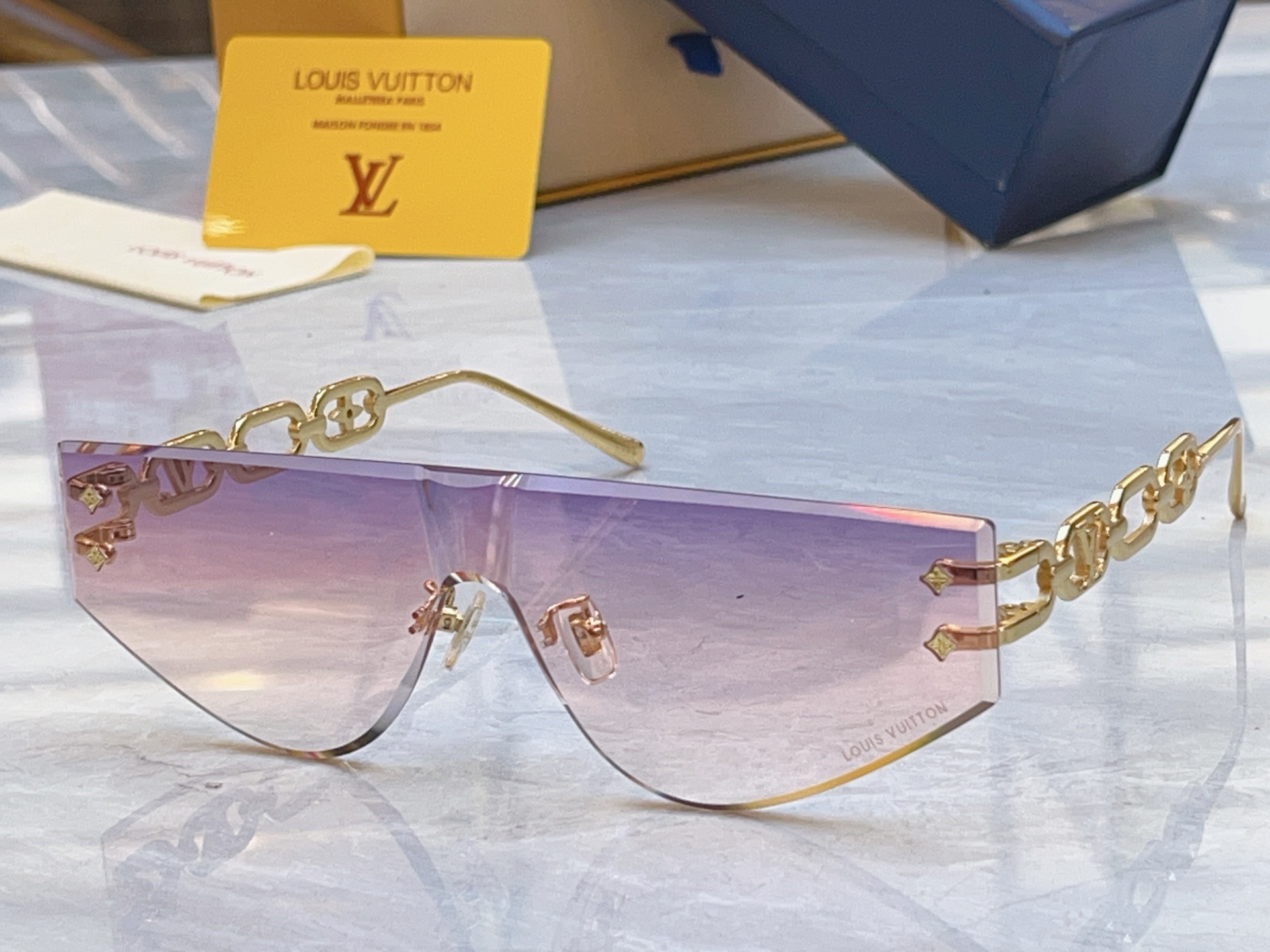 Louis Vuitton LOUIS VUITTO*】路易*威登新款太阳镜，MODEL：Z2031U，SIZE：145口0-142