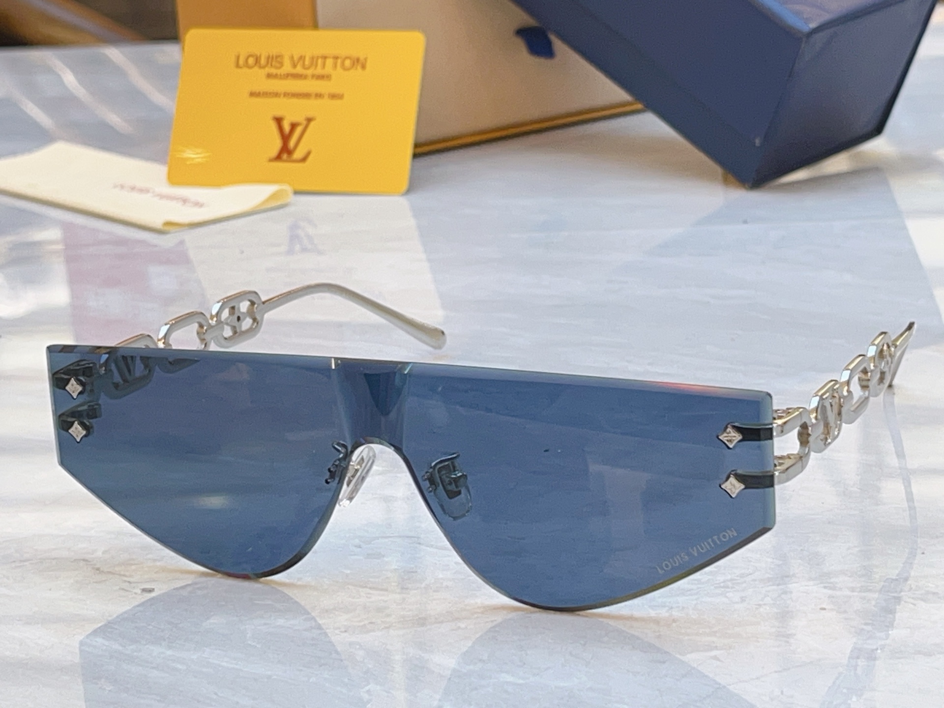 Louis Vuitton LOUIS VUITTO*】路易*威登新款太阳镜，MODEL：Z2031U，SIZE：145口0-142