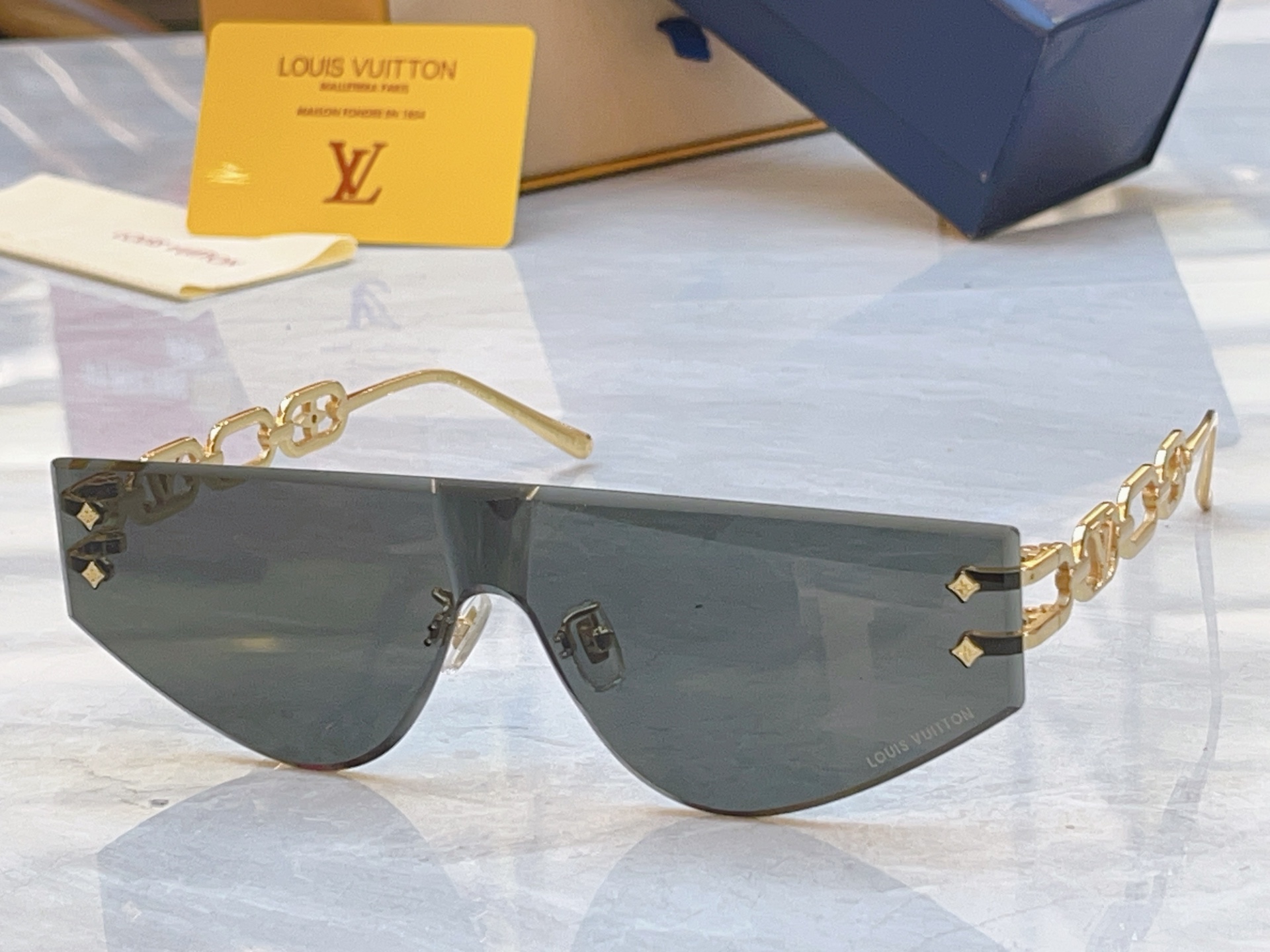Louis Vuitton LOUIS VUITTO*】路易*威登新款太阳镜，MODEL：Z2031U，SIZE：145口0-142