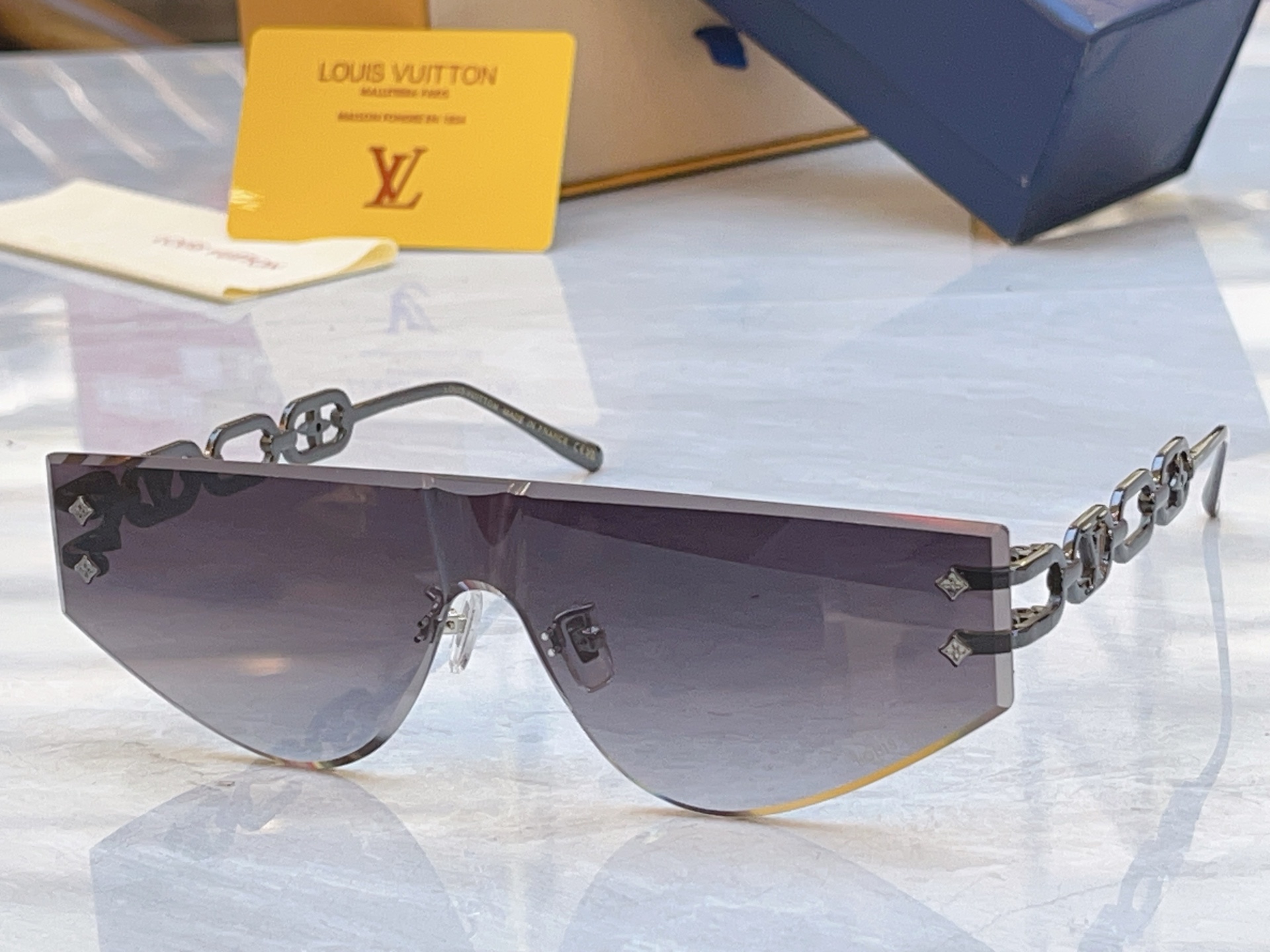 Louis Vuitton LOUIS VUITTO*】路易*威登新款太阳镜，MODEL：Z2031U，SIZE：145口0-142