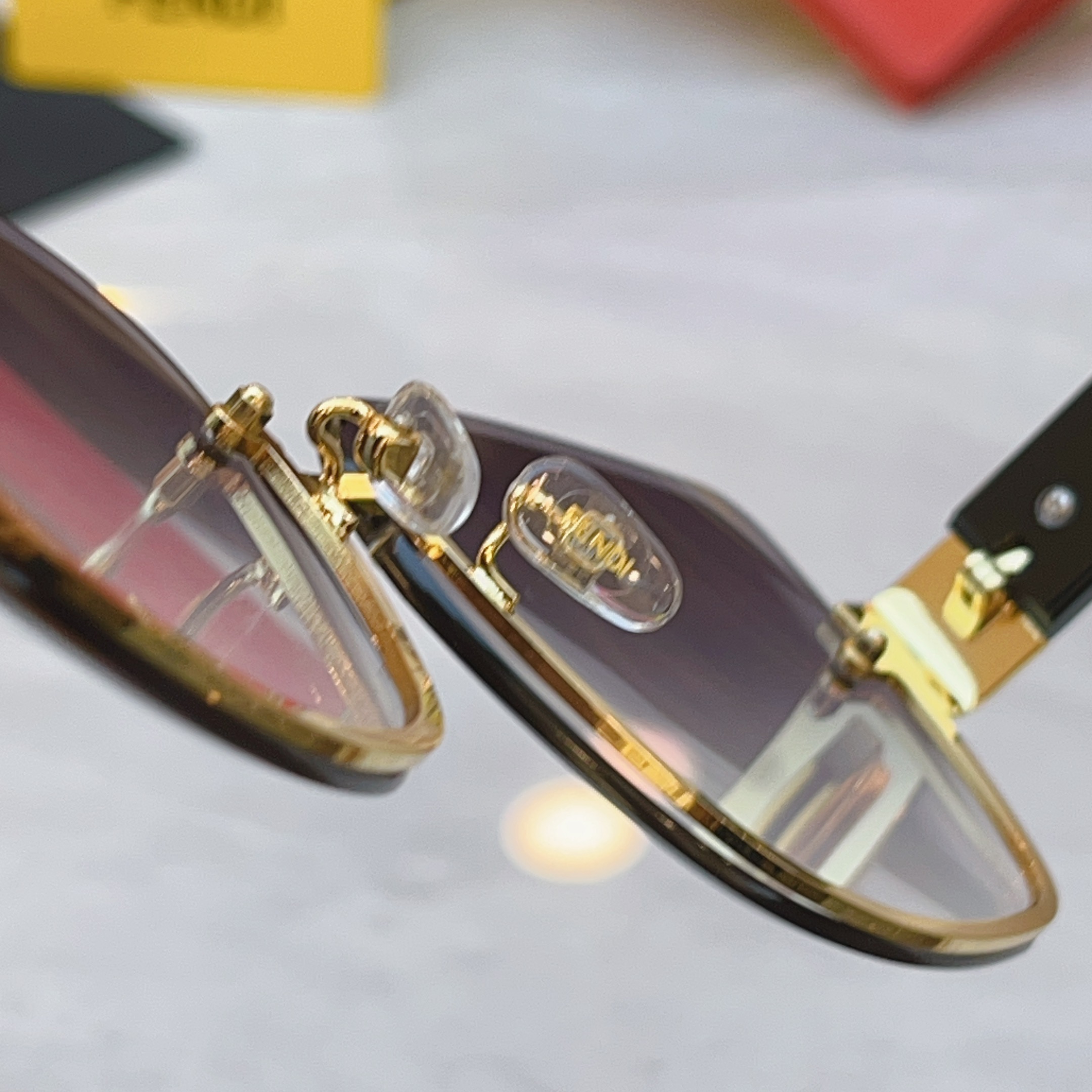 Fendi Fendi芬迪新款太阳镜 ，MODEL：FE40153I，SIZE：62口16-145