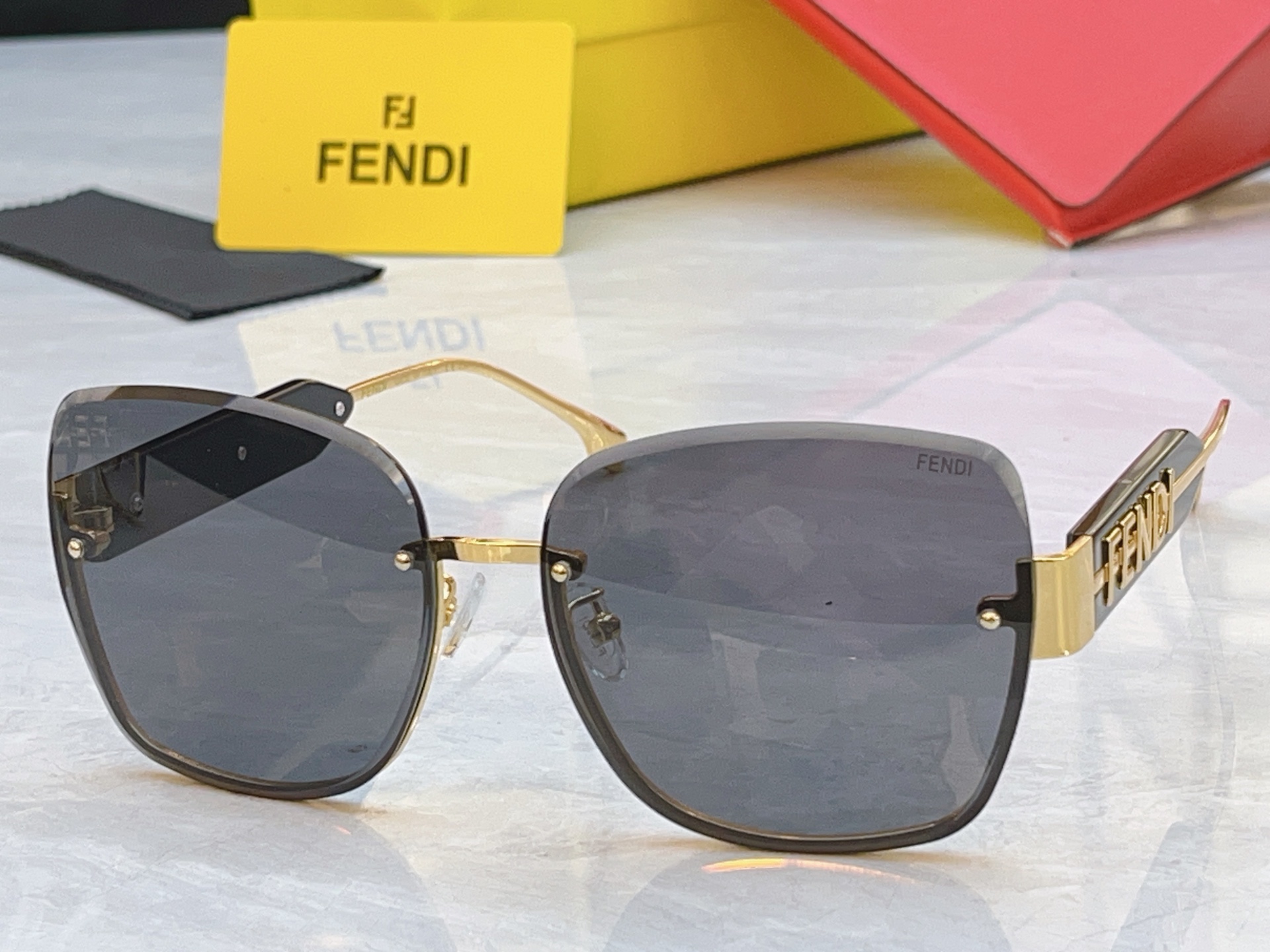 Fendi Fendi芬迪新款太阳镜 ，MODEL：FE40153I，SIZE：62口16-145