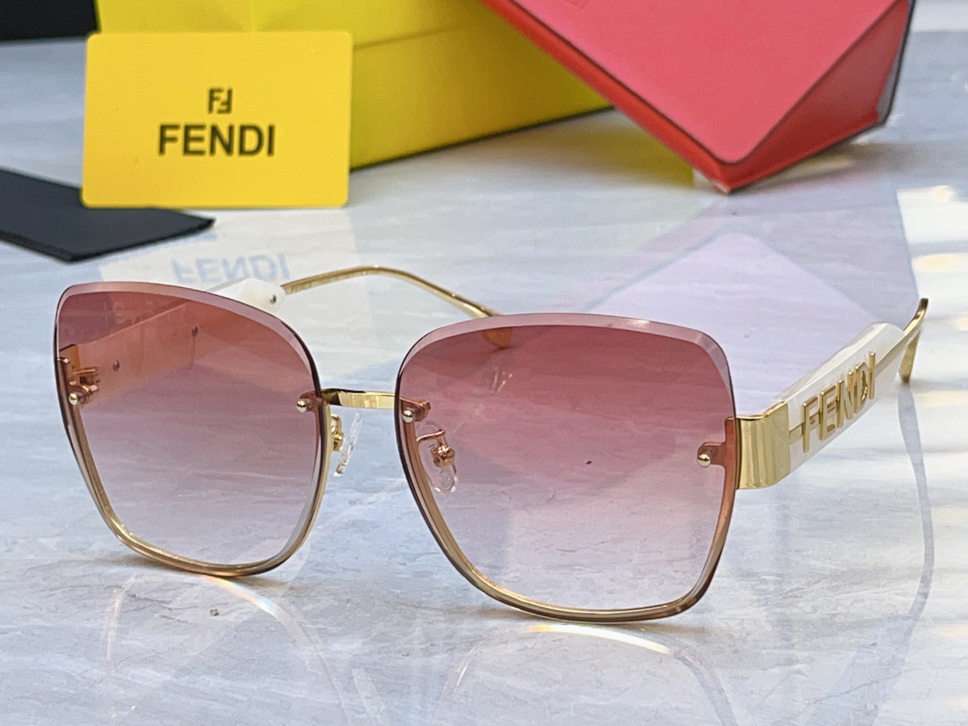 Fendi Fendi芬迪新款太阳镜 ，MODEL：FE40153I，SIZE：62口16-145