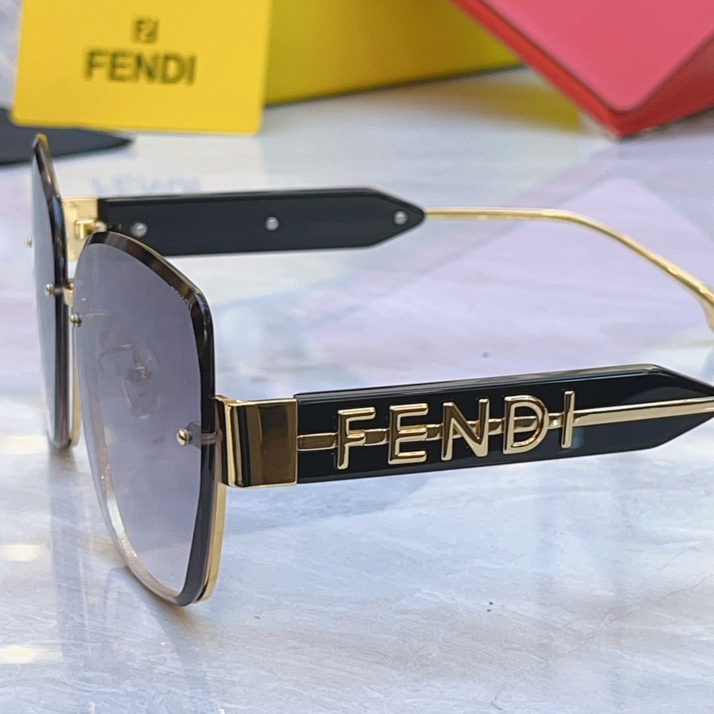 Fendi Fendi芬迪新款太阳镜 ，MODEL：FE40153I，SIZE：62口16-145
