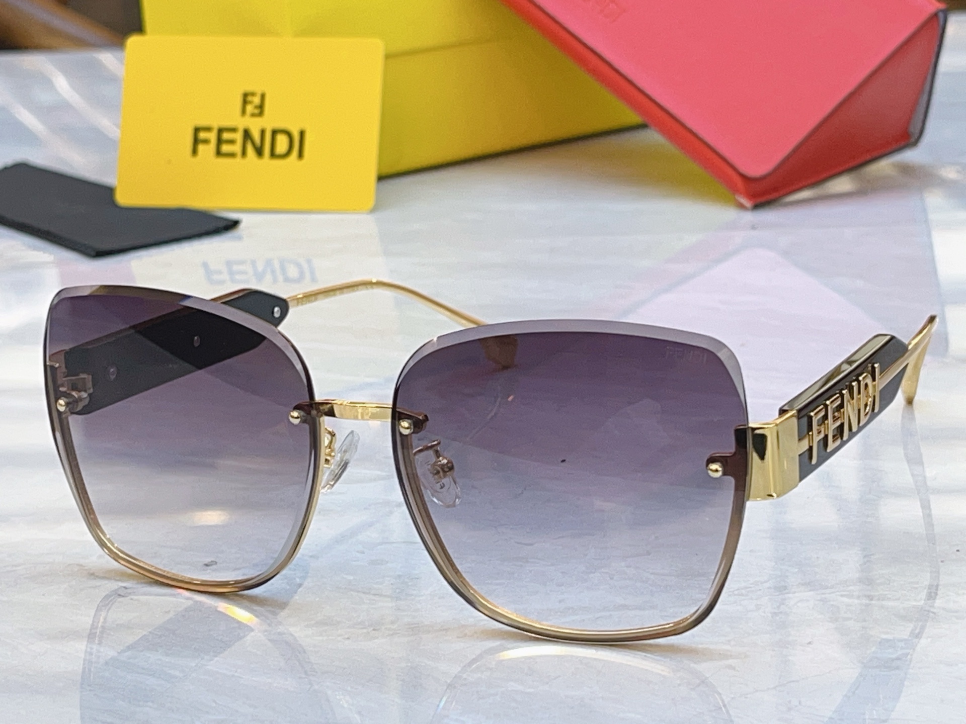 Fendi Fendi芬迪新款太阳镜 ，MODEL：FE40153I，SIZE：62口16-145