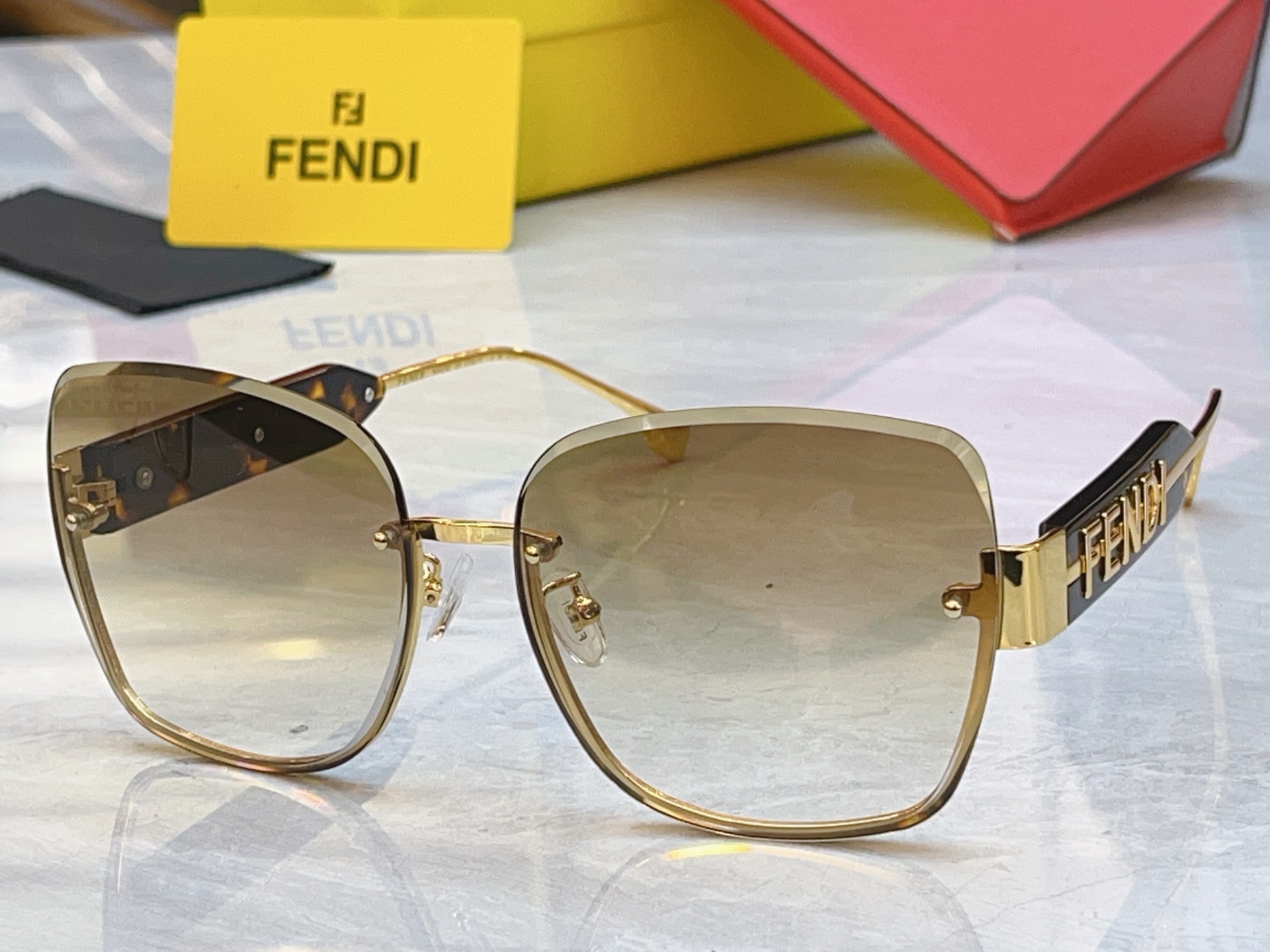 Fendi Fendi芬迪新款太阳镜 ，MODEL：FE40153I，SIZE：62口16-145