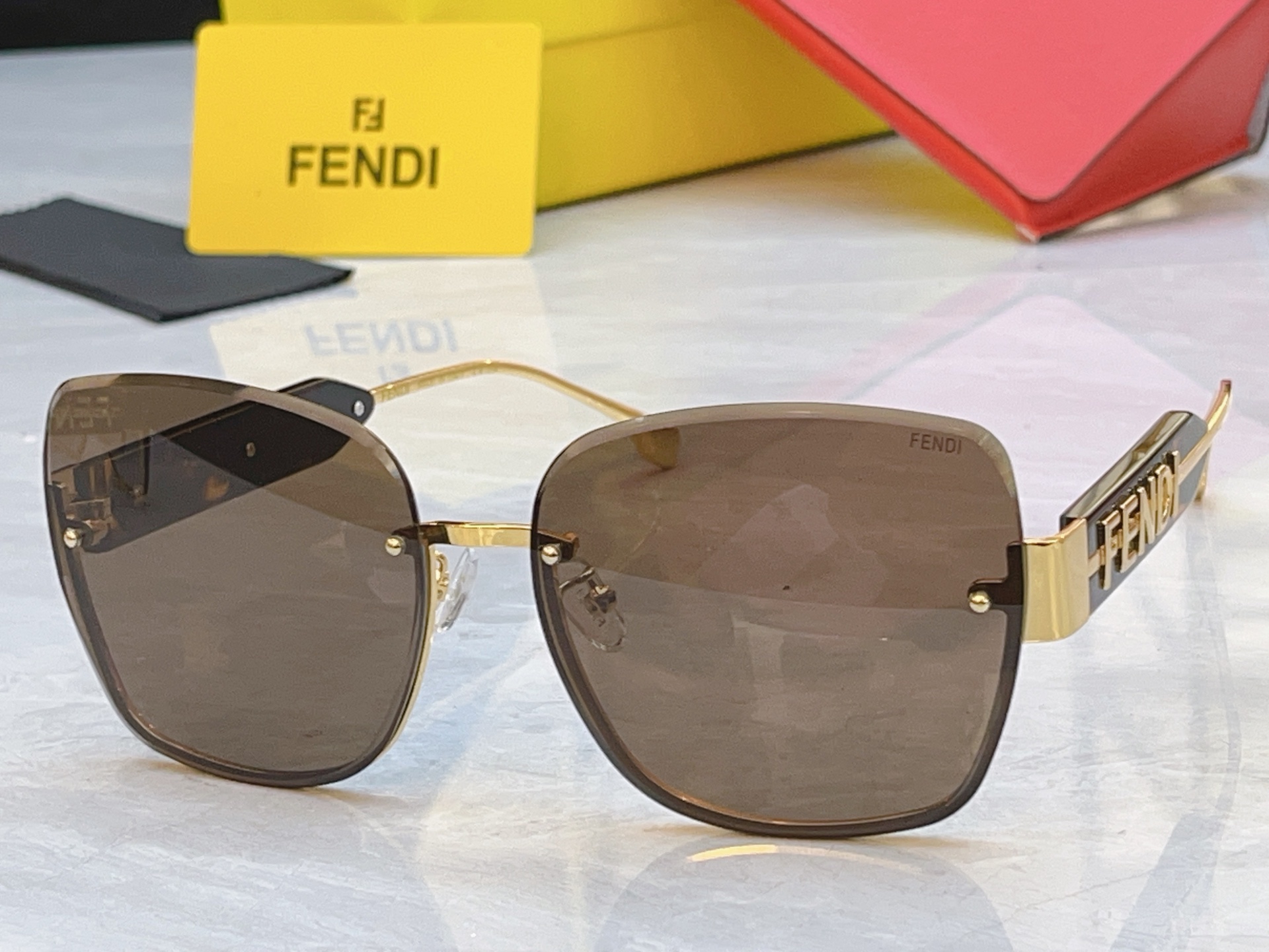 Fendi Fendi芬迪新款太阳镜 ，MODEL：FE40153I，SIZE：62口16-145
