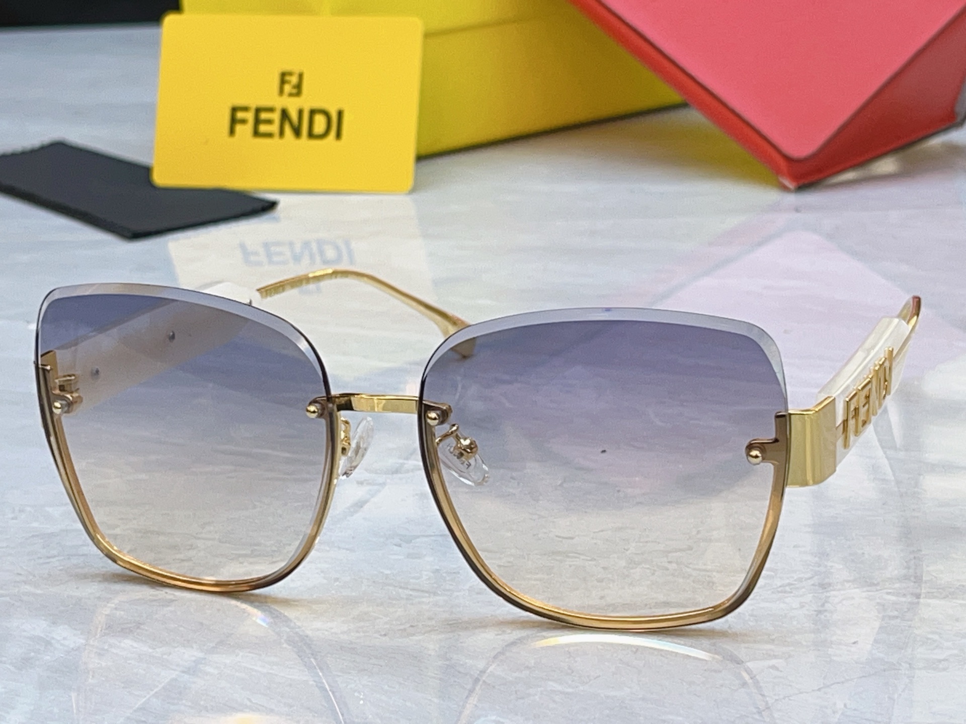 Fendi Fendi芬迪新款太阳镜 ，MODEL：FE40153I，SIZE：62口16-145