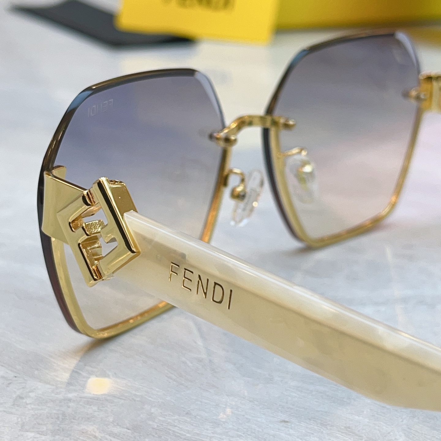 ，【FEN*】芬*迪新款太阳镜🕶️，MODEL：FE40152I，SIZE：62口16-140