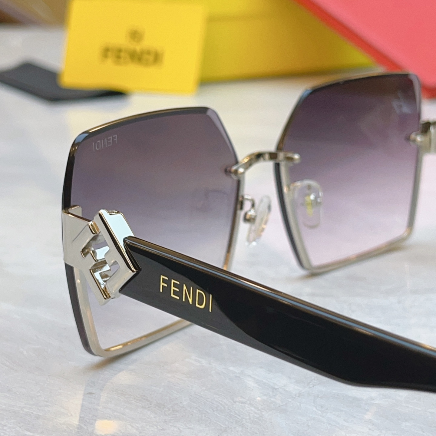，【FEN*】芬*迪新款太阳镜🕶️，MODEL：FE40151I，SIZE：62口16-140