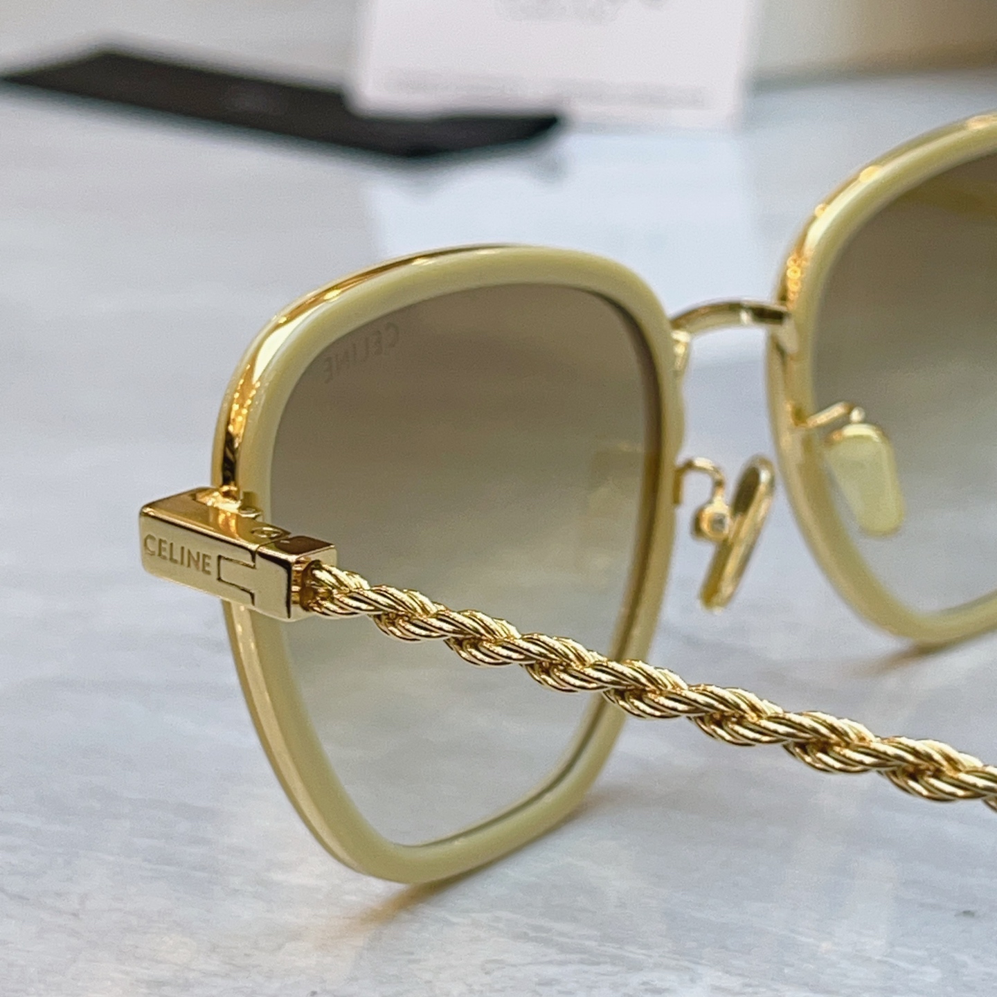 ，【CELIN*】赛*琳新款太阳镜， MODEL:CL42125U，SIZE: 56口22-145