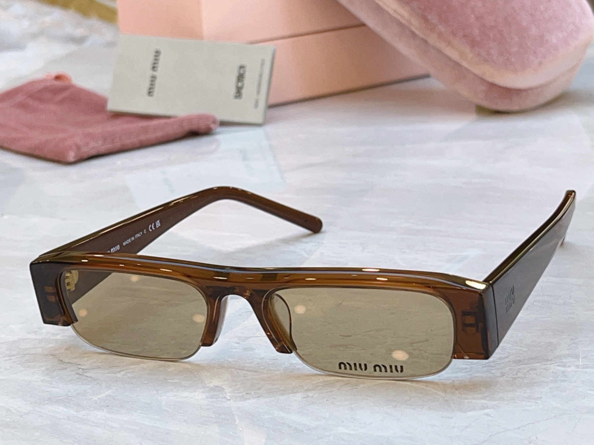 ，【MIUMI*】缪*缪新款太阳镜，Mod:SMU B07S，SIZE:51口17-135