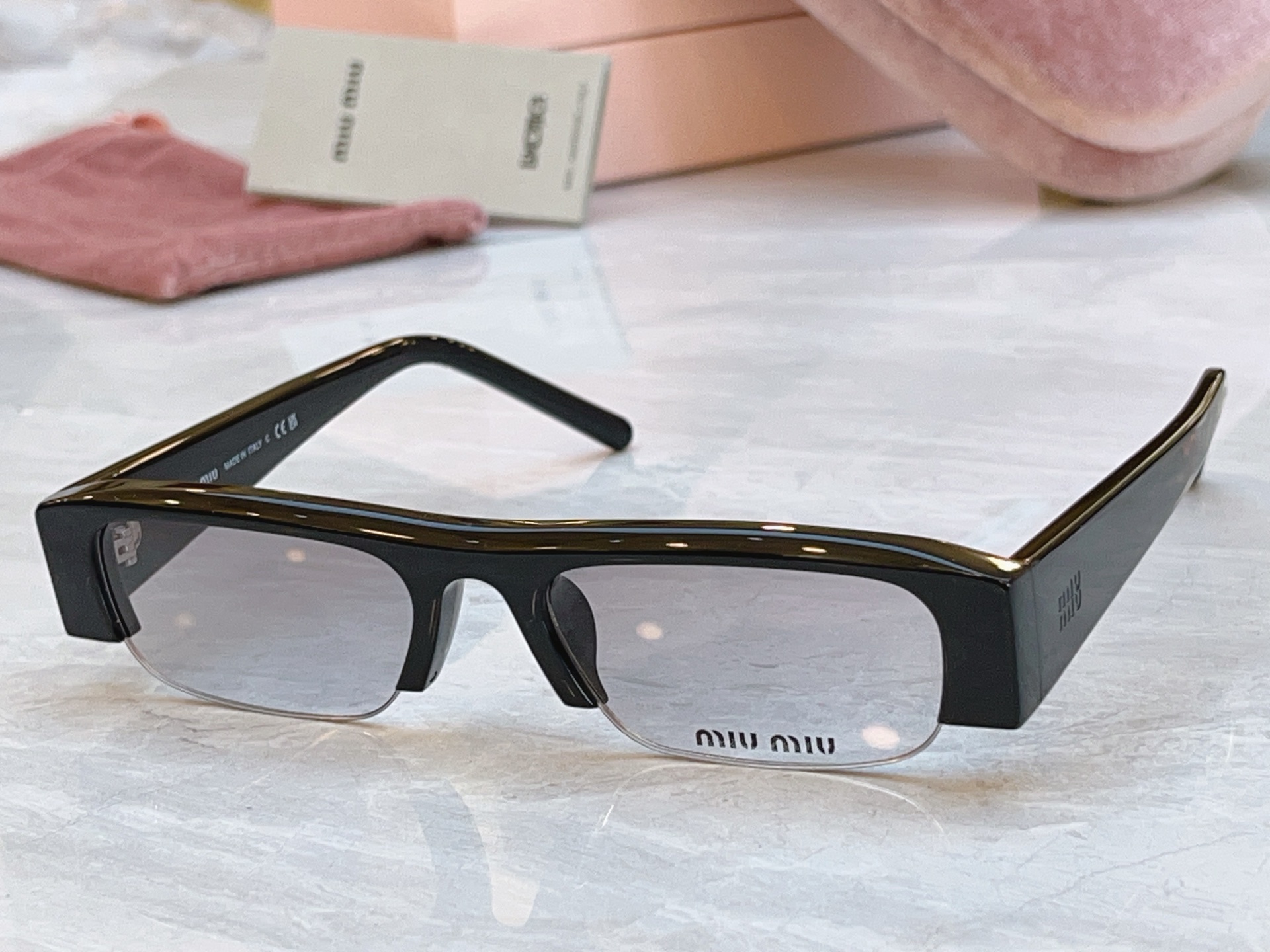 ，【MIUMI*】缪*缪新款太阳镜，Mod:SMU B07S，SIZE:51口17-135