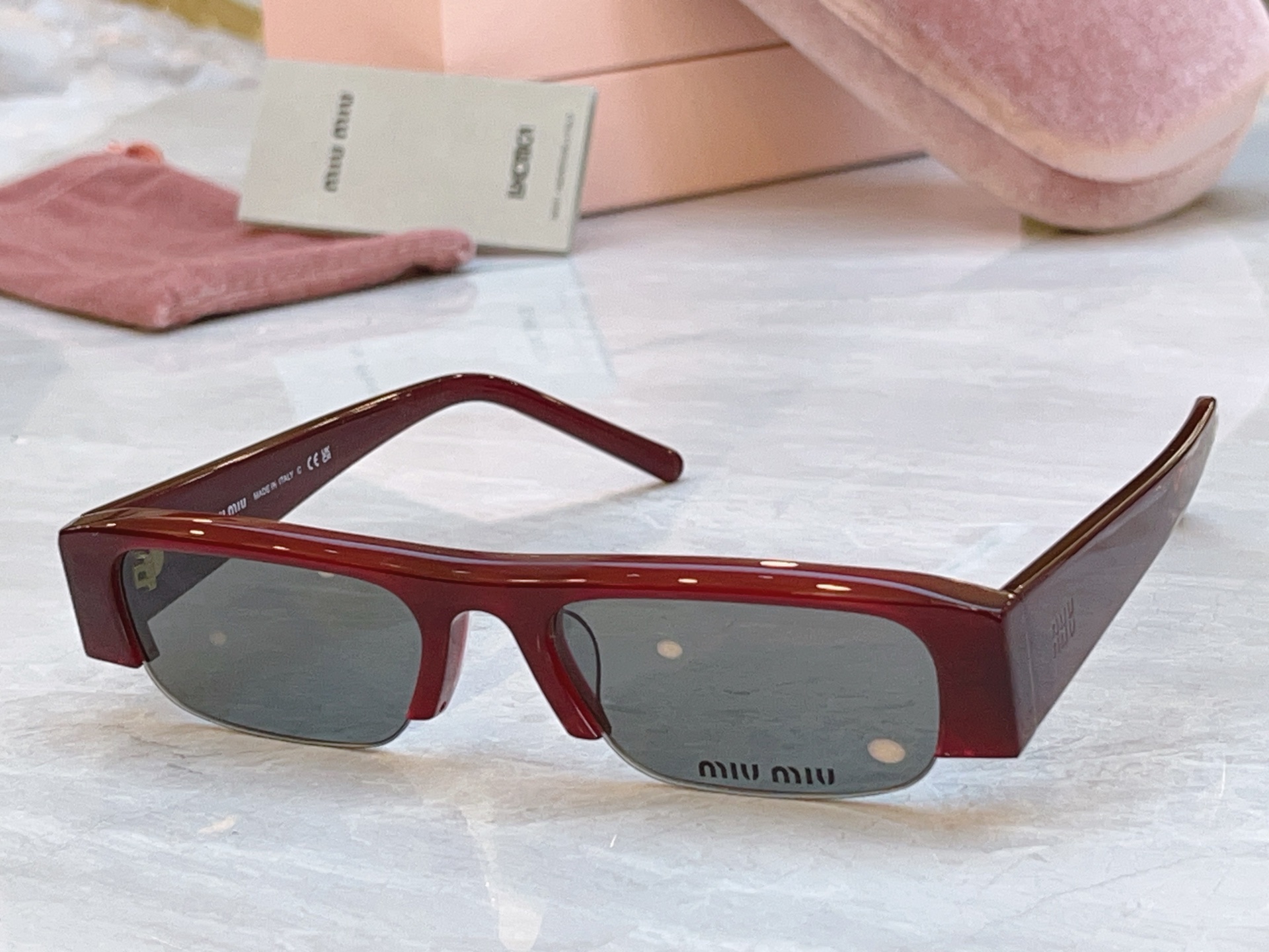 ，【MIUMI*】缪*缪新款太阳镜，Mod:SMU B07S，SIZE:51口17-135