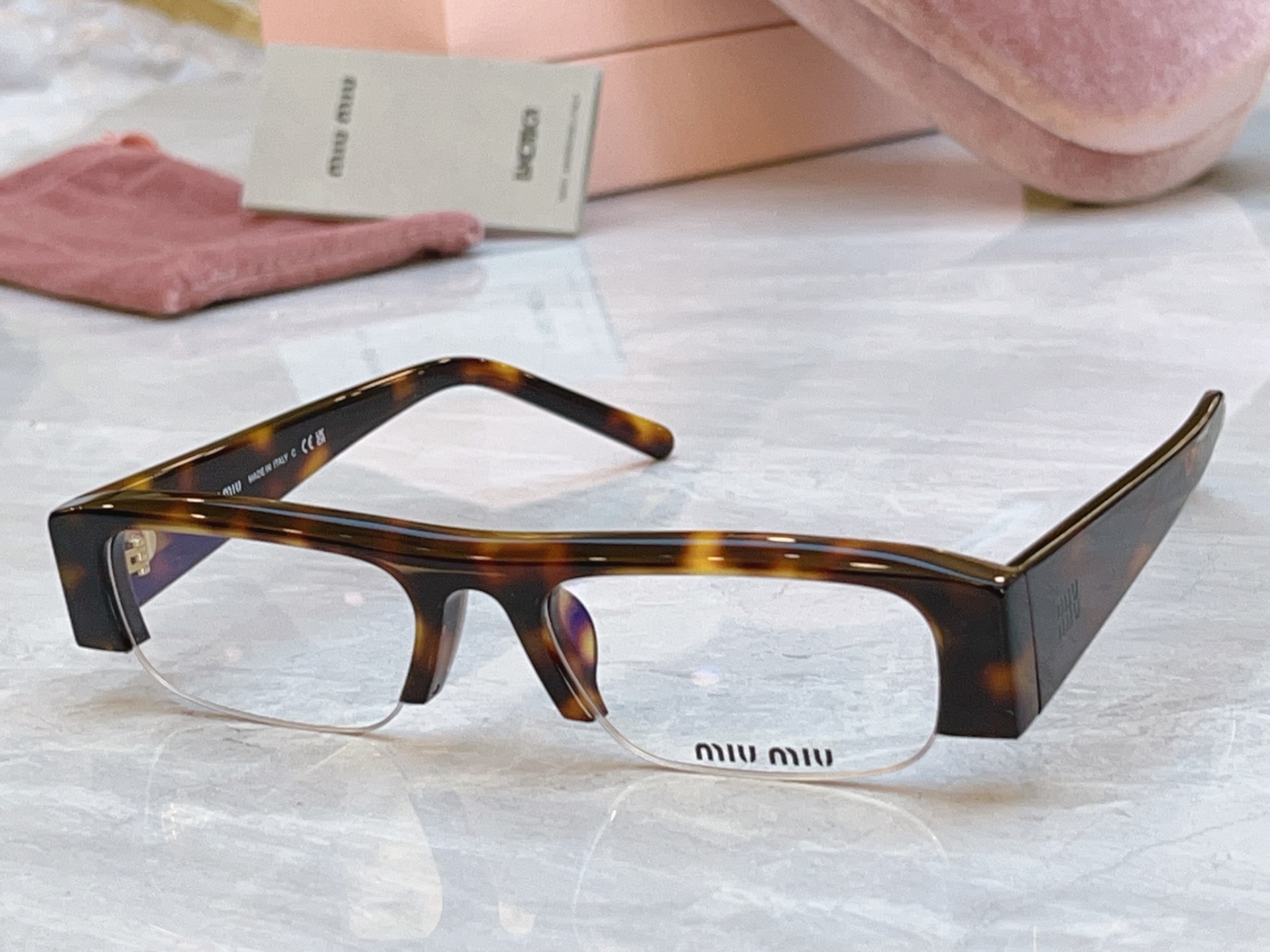 ，【MIUMI*】缪*缪新款太阳镜，Mod:SMU B07S，SIZE:51口17-135
