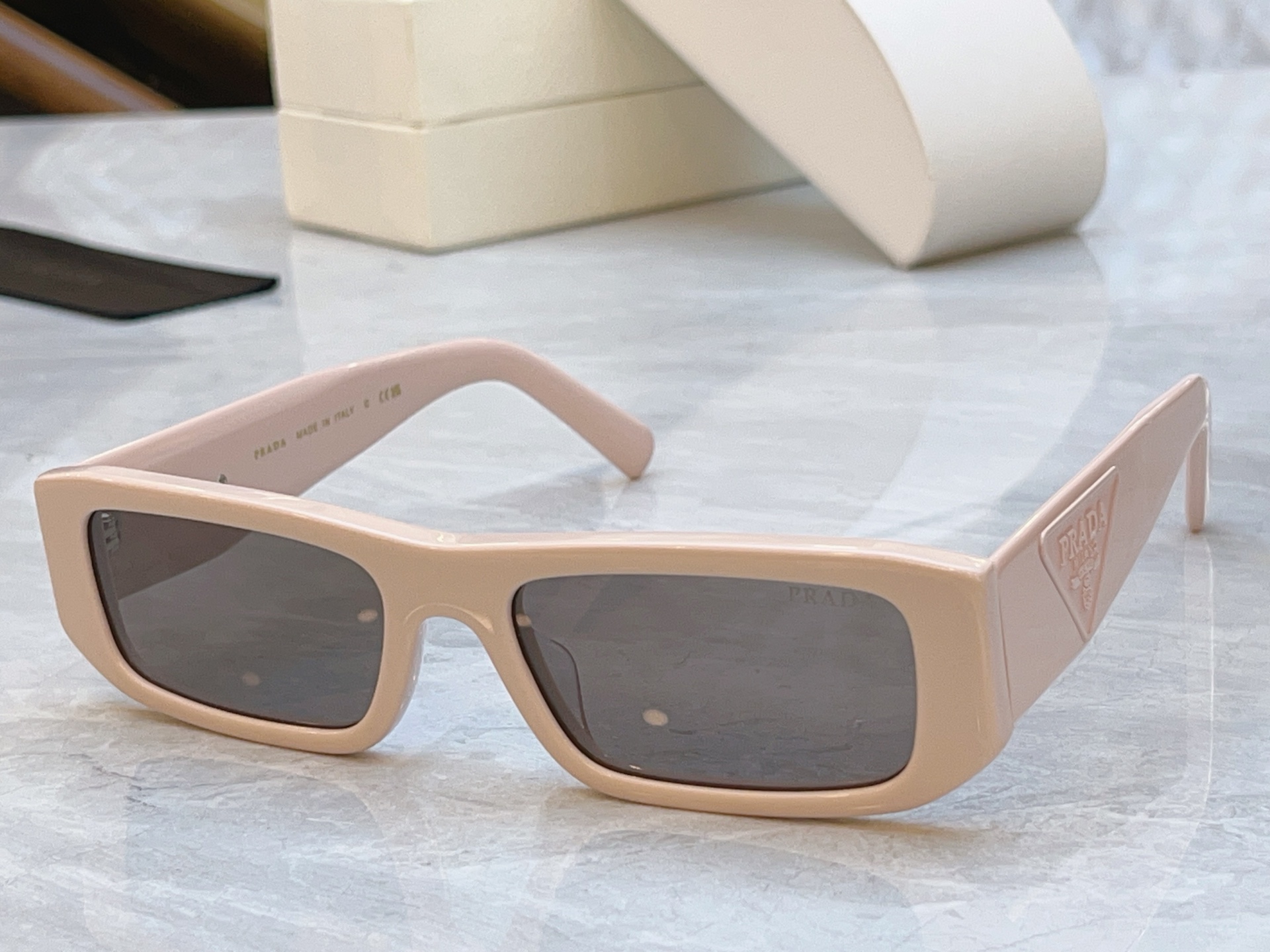 ，【PRAD*】普拉*达新款太阳镜🕶️，MODEL：PR 2204S，SIZE：56口19-145