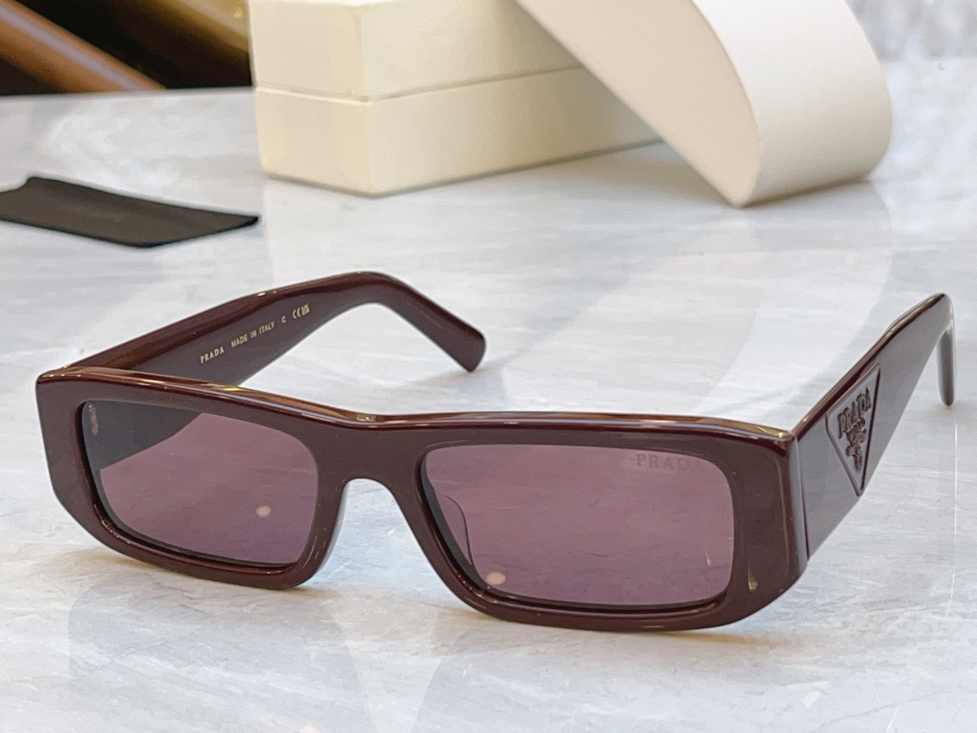 ，【PRAD*】普拉*达新款太阳镜🕶️，MODEL：PR 2204S，SIZE：56口19-145