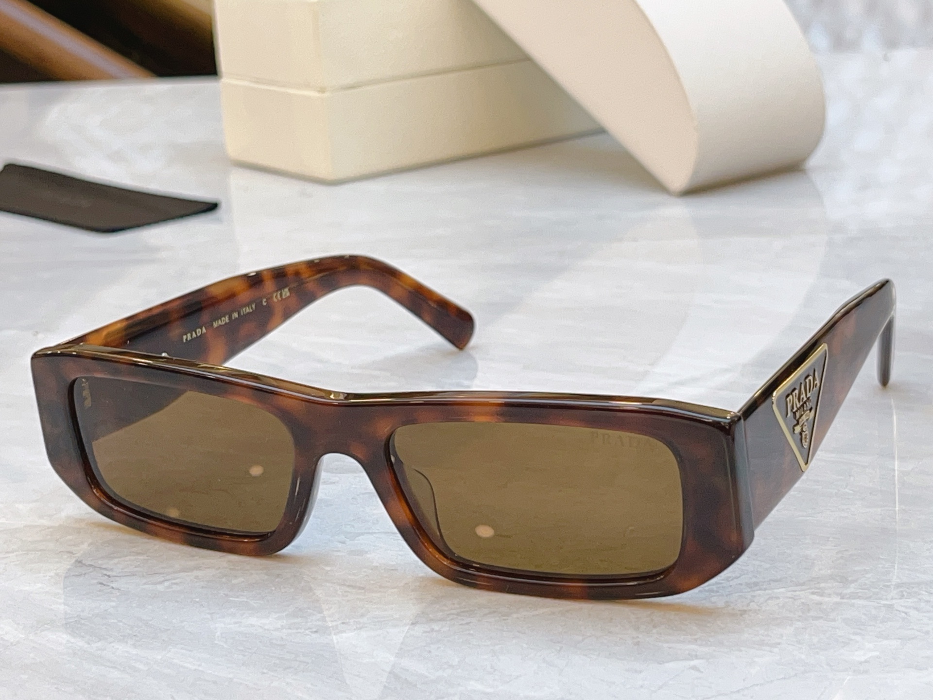 ，【PRAD*】普拉*达新款太阳镜🕶️，MODEL：PR 2204S，SIZE：56口19-145