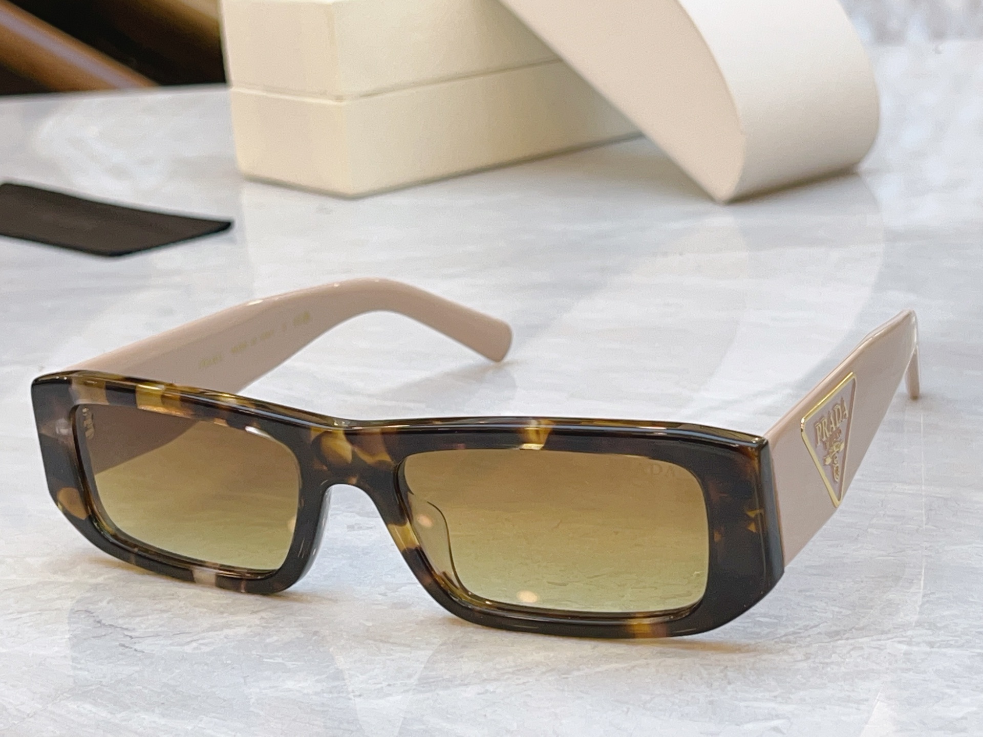 ，【PRAD*】普拉*达新款太阳镜🕶️，MODEL：PR 2204S，SIZE：56口19-145