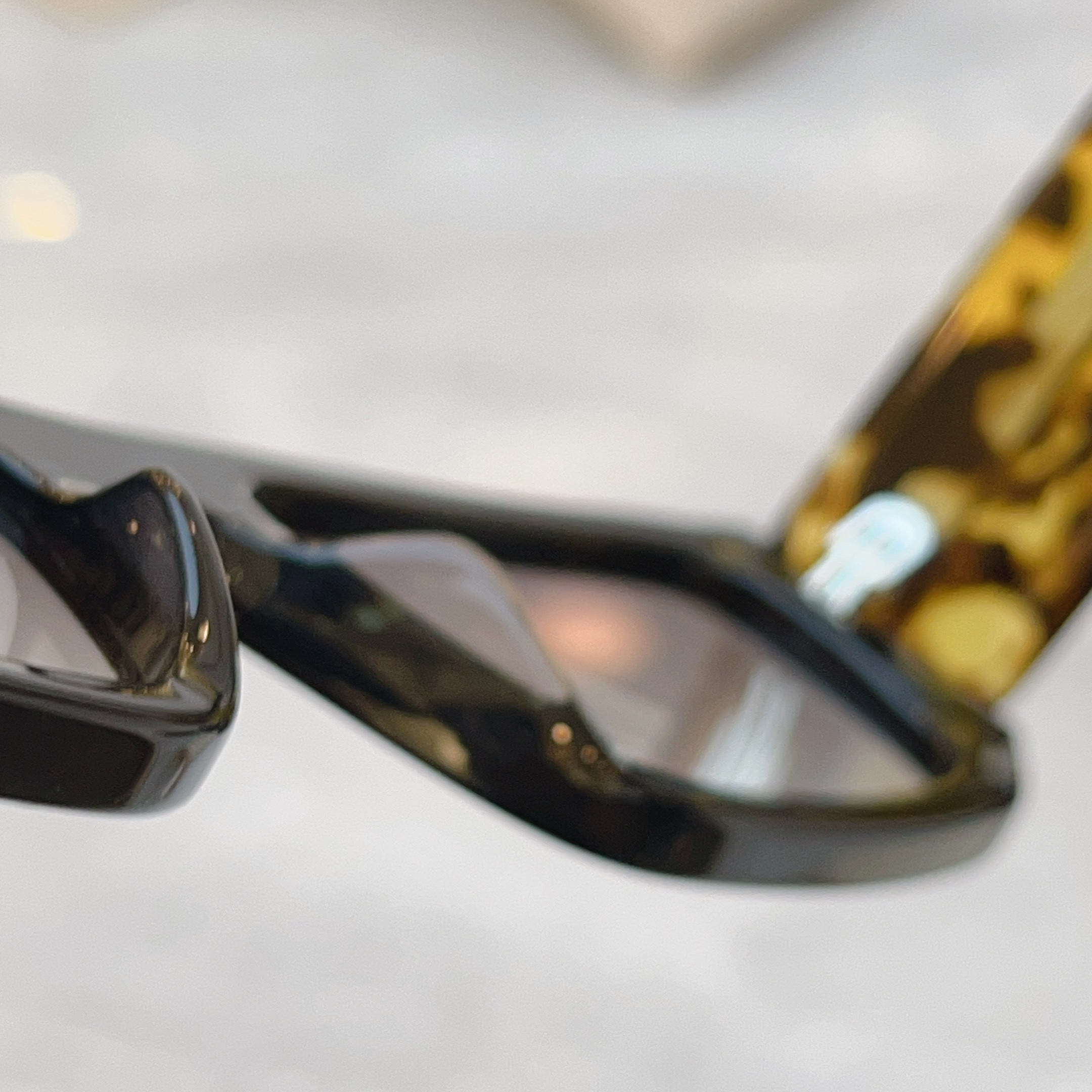 ，【PRAD*】普拉*达新款太阳镜🕶️，MODEL：PR 2204S，SIZE：56口19-145