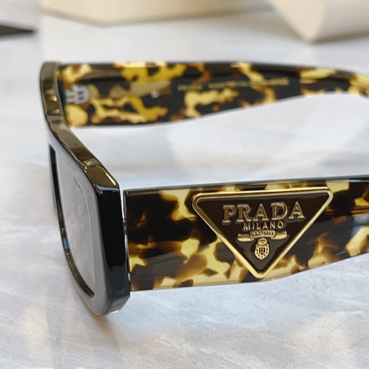 ，【PRAD*】普拉*达新款太阳镜🕶️，MODEL：PR 2204S，SIZE：56口19-145