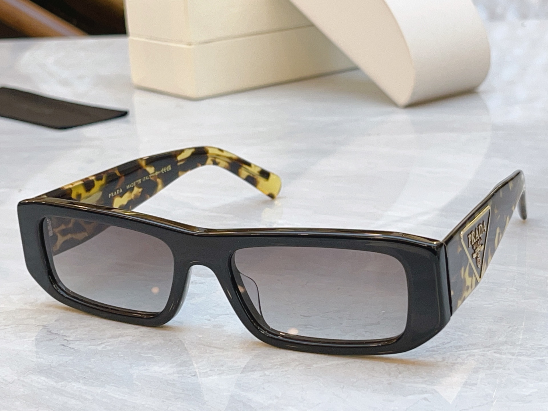 ，【PRAD*】普拉*达新款太阳镜🕶️，MODEL：PR 2204S，SIZE：56口19-145