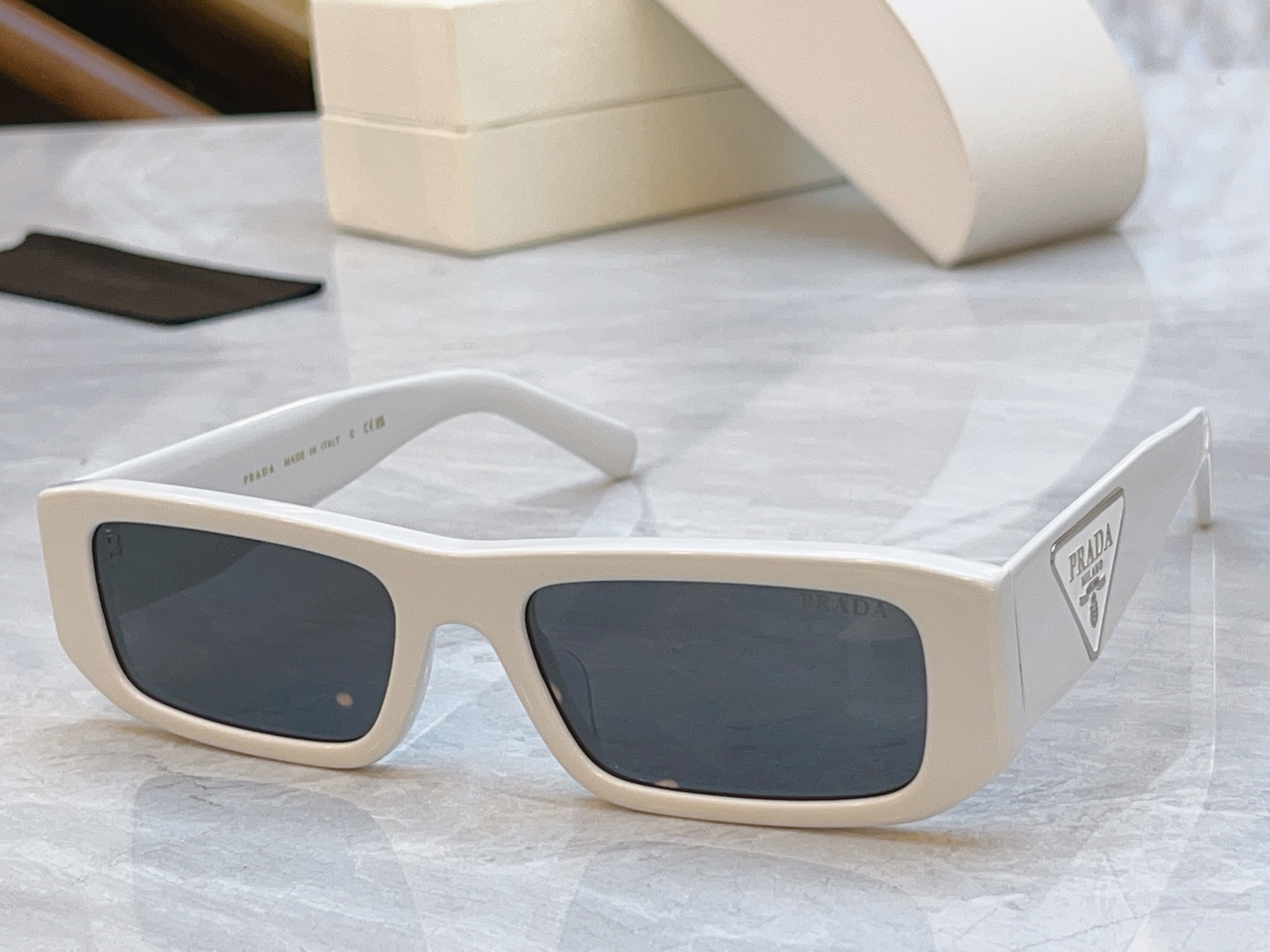 ，【PRAD*】普拉*达新款太阳镜🕶️，MODEL：PR 2204S，SIZE：56口19-145