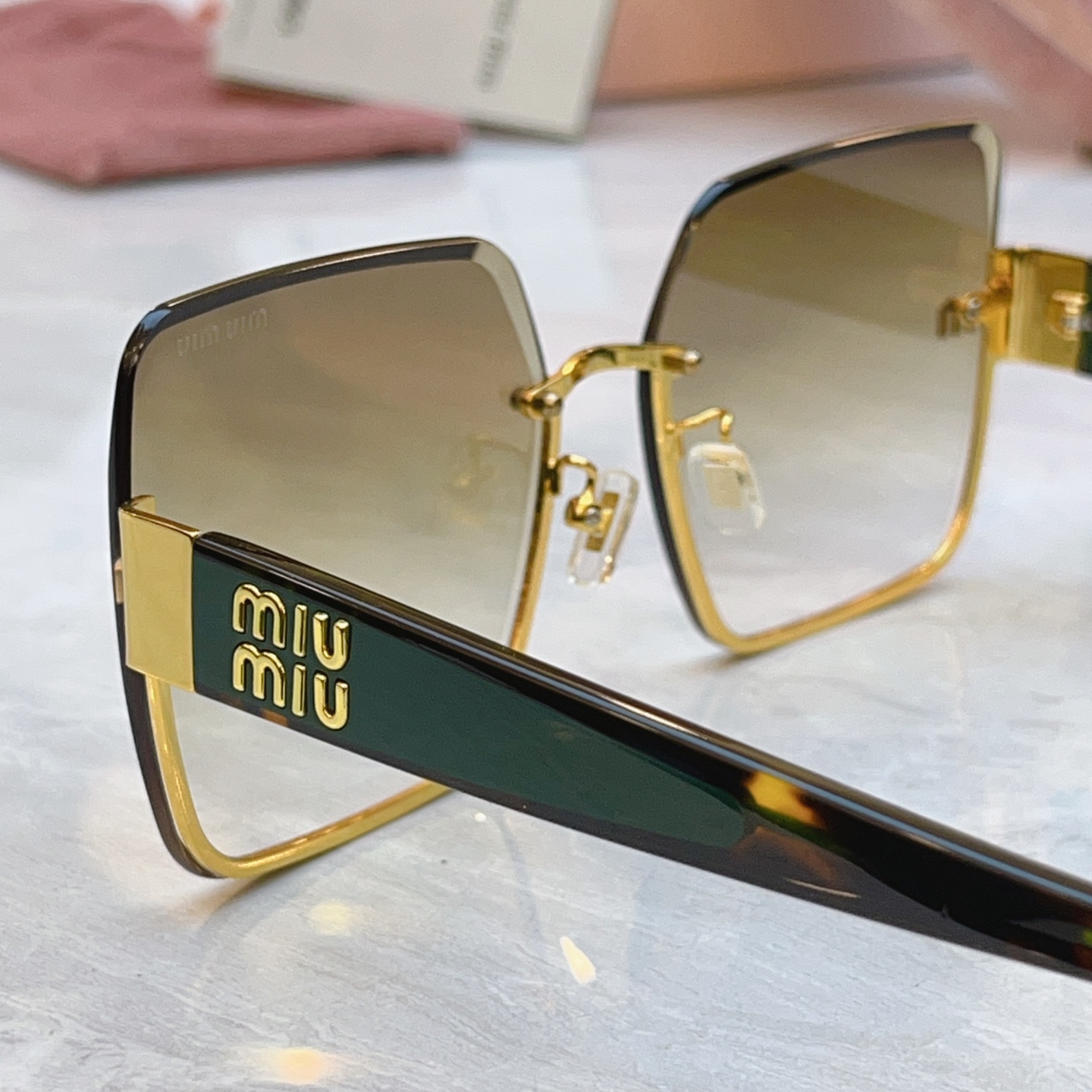 ，【MIUMI*】缪*缪新款太阳镜，Mod:MU 63ZS，SIZE:62口16-145
