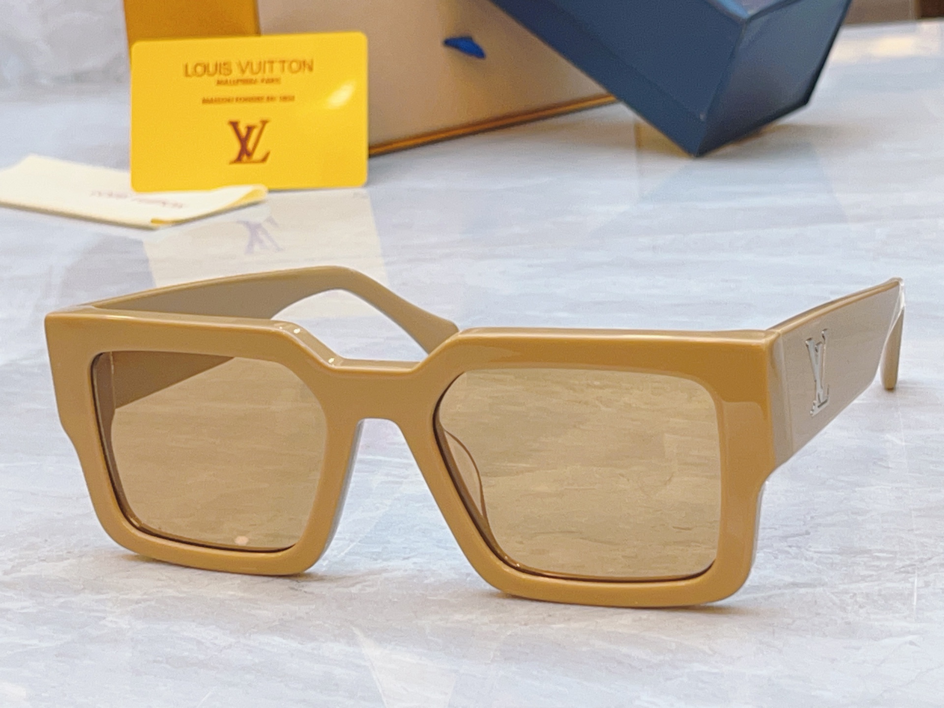 ，【LOUIS VUITTO*】路易*威登新款太阳镜，MODEL：Z1579E，SIZE：55口20-1