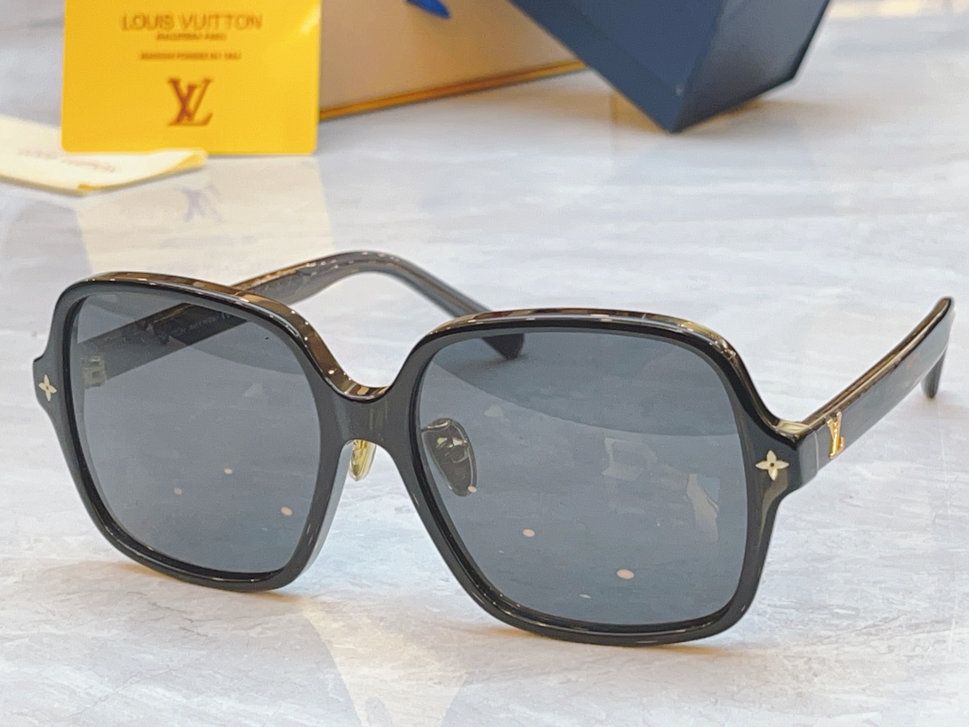 ，【LOUIS VUITTO*】路易*威登新款太阳镜，MODEL：Z3044E，SIZE：56口16-1