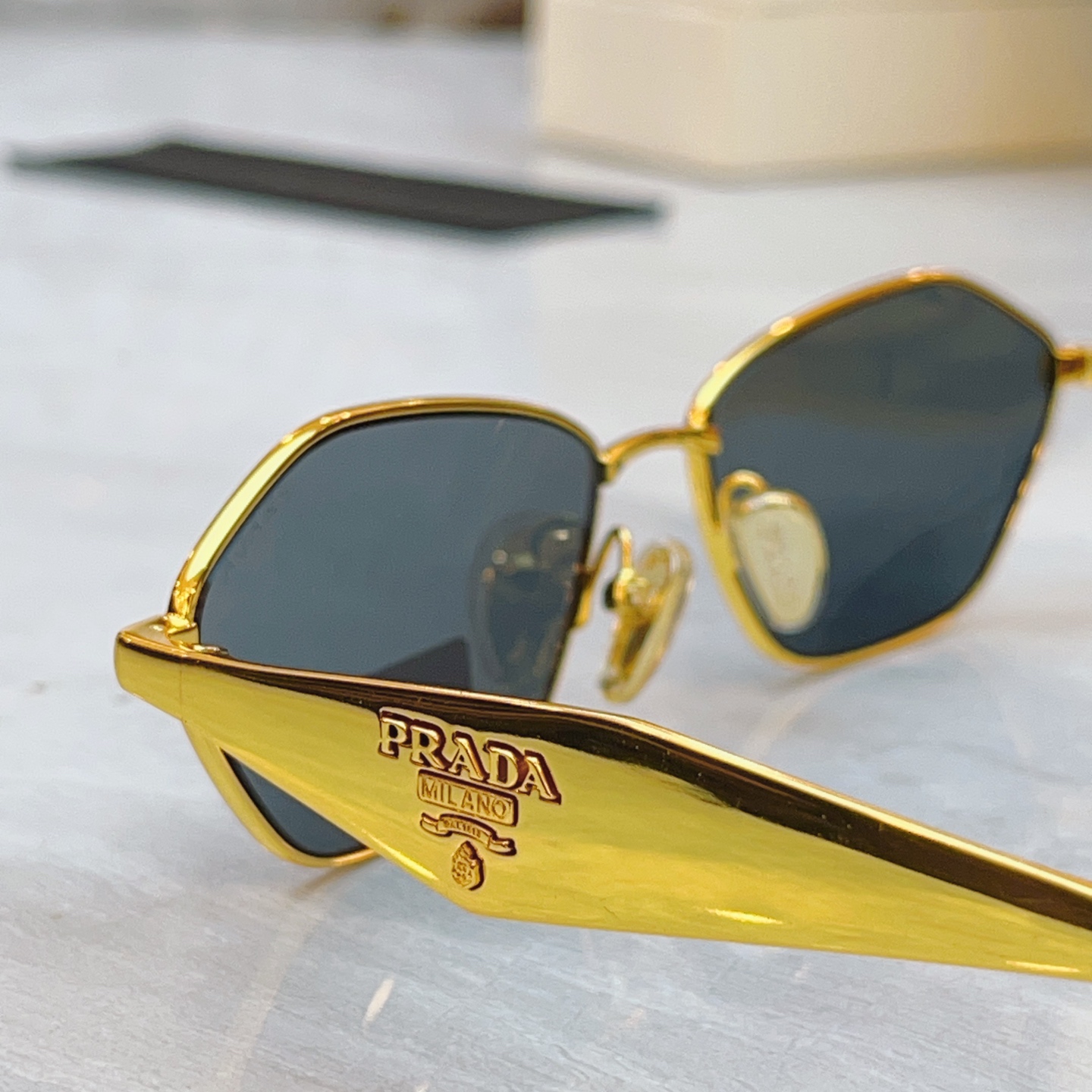 ，【PRAD*】普拉*达新款太阳镜🕶️，MODEL：PR D50S，SIZE：57口16-140