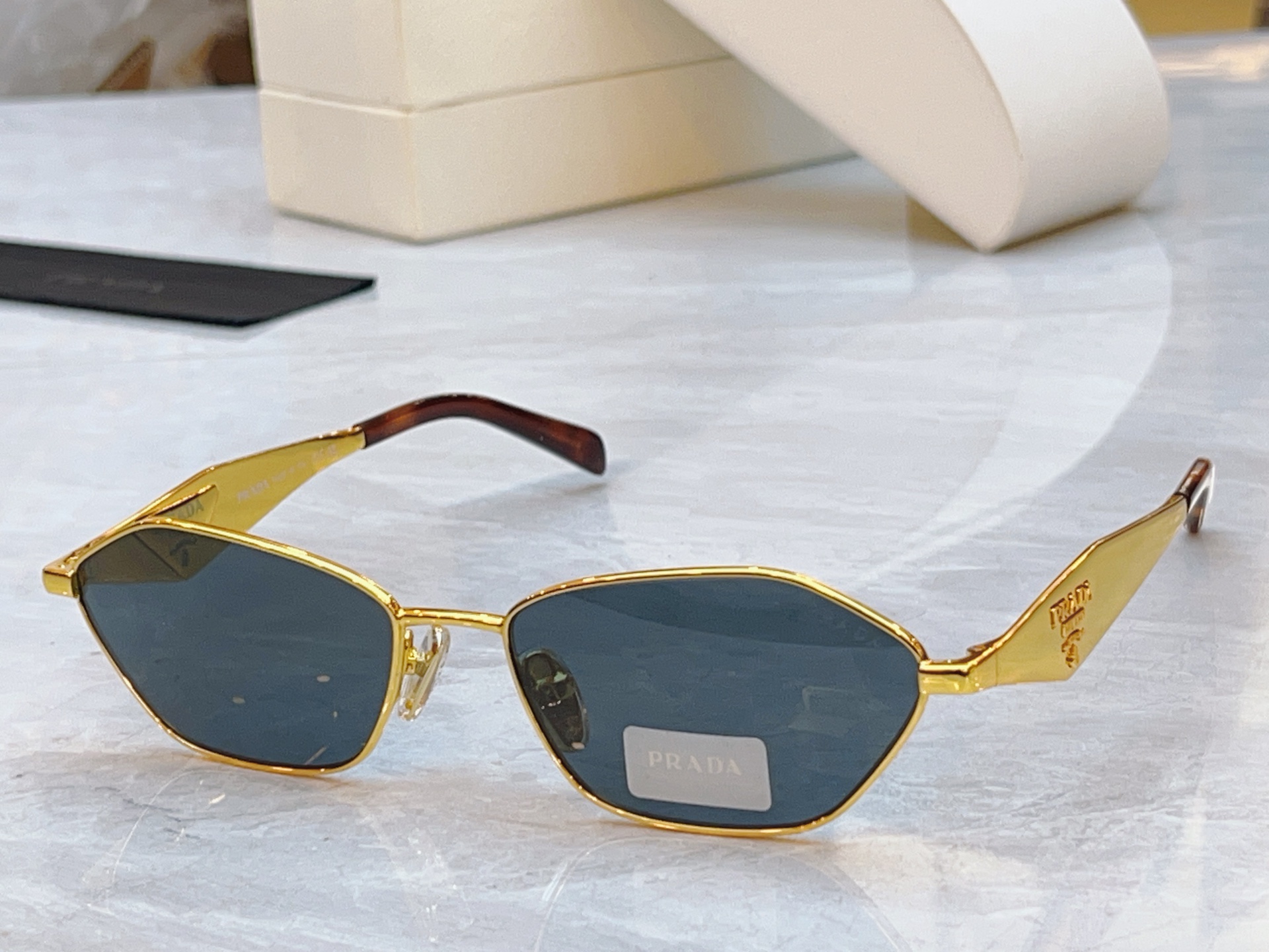 ，【PRAD*】普拉*达新款太阳镜🕶️，MODEL：PR D50S，SIZE：57口16-140